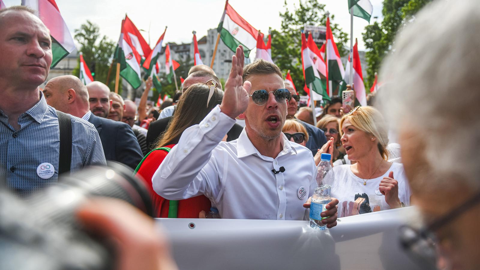 Magyar Péter
lendülete töretlen,
a múlt hét
végén százezres
tüntetést vezényelt
le