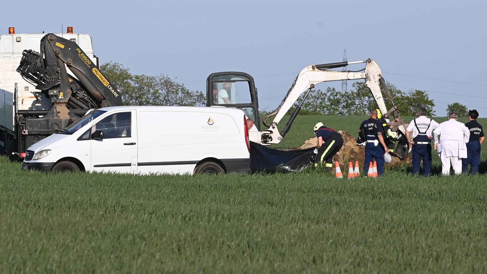 A kisrepülő olyan nagy erővel csapódott a földbe, hogy a roncsokat munkagépekkel kellett kiásni a földből