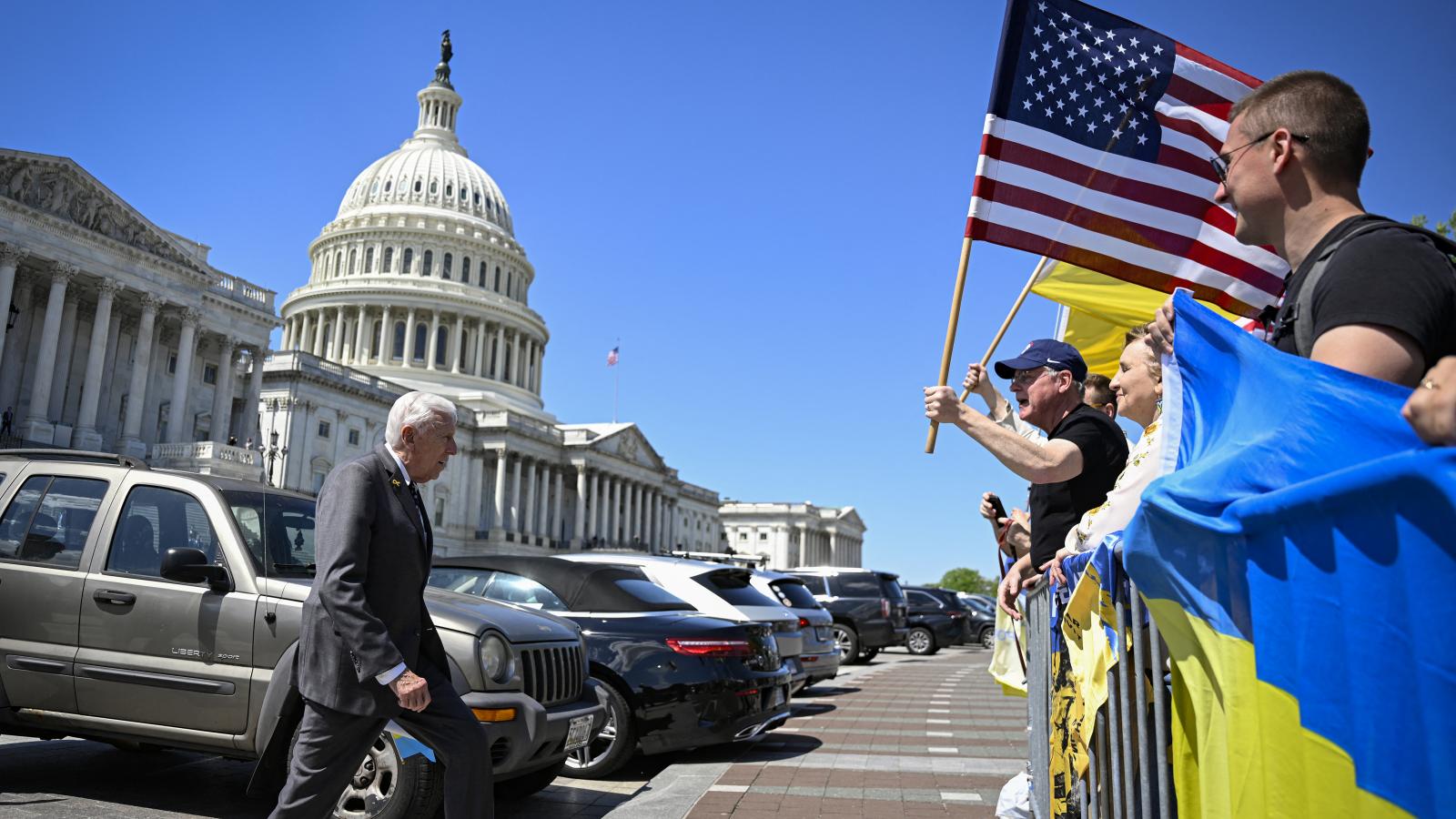 Demonstrált öröm. Ukrán és amerikai lobogókkal köszöntötték a kongresszusi döntést