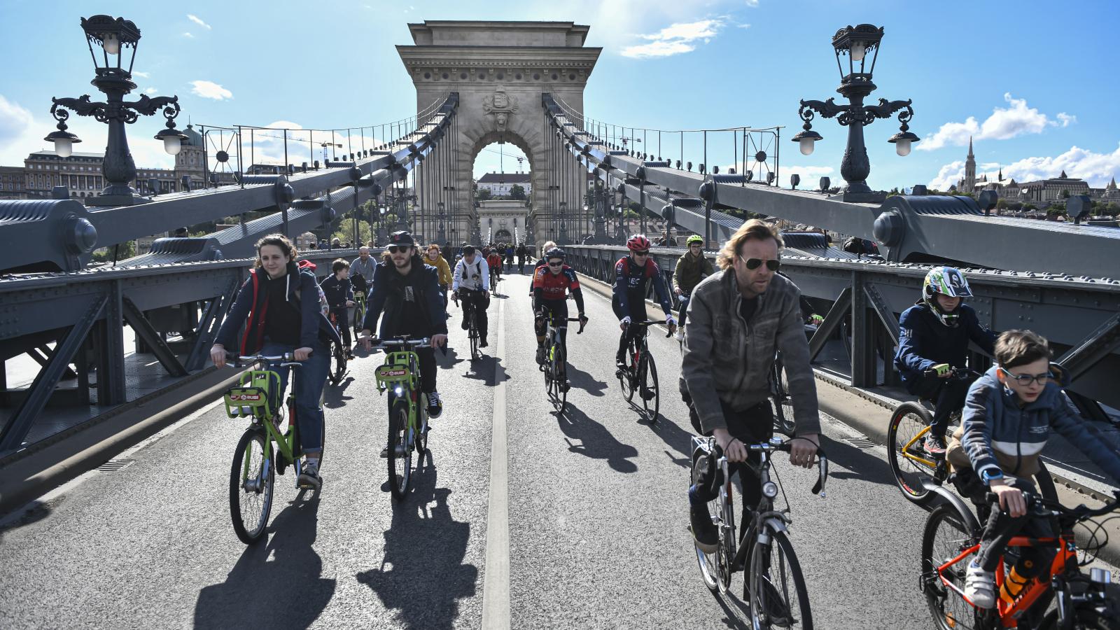 A Föld napjához kapcsolódva rendezték meg szombaton az idei I bike Budapest bringás felvonulást, amelyen becslések szerint több mint 15 ezren vettek részt. Az esemény ezúttal is az elmaradhatatlan közös bringaemeléssel zárult a Városligetben