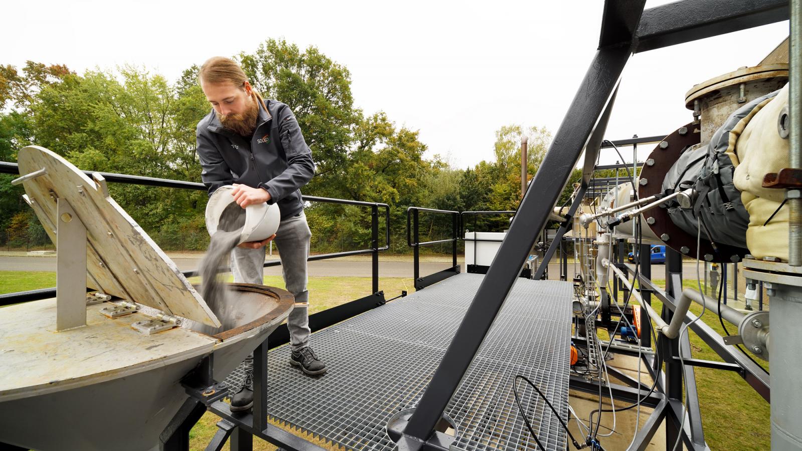 Új, ígéretes
fűtőanyagot,
finomra őrölt
vasport adagolnak
az Eindhoveni
Műszaki
Egyetem Iron+
nevű energiatermelő
üzemében.
Nem bocsát ki
a légkörre káros
anyagokat sem