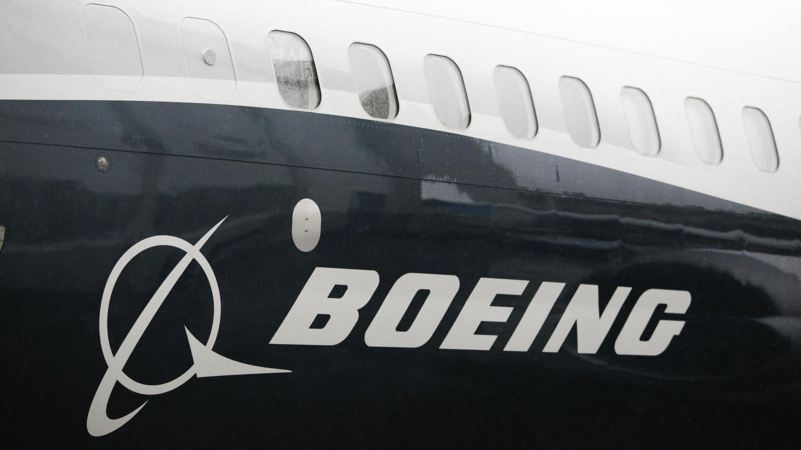 A Boeing logója 2017-ben az első üzembe állított Boeing 737 MAX 9 típusú repülőgépen 2017 március 7-én