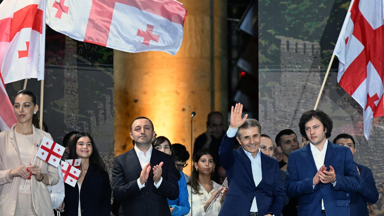 A kormányzó Grúz Álom párt nagygyűlésén Bidzina Ivanishvili volt miniszterelnök „bűnöző és áruló csoportnak” nevezte az ügynöktörvény ellen tiltakozó ellenzéki Nemzeti Mozgalmat