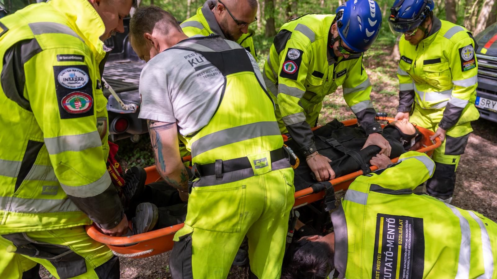 A kutató-­mentők munkája nemcsak fizikailag, hanem lelkileg is kemény megpróbáltatás