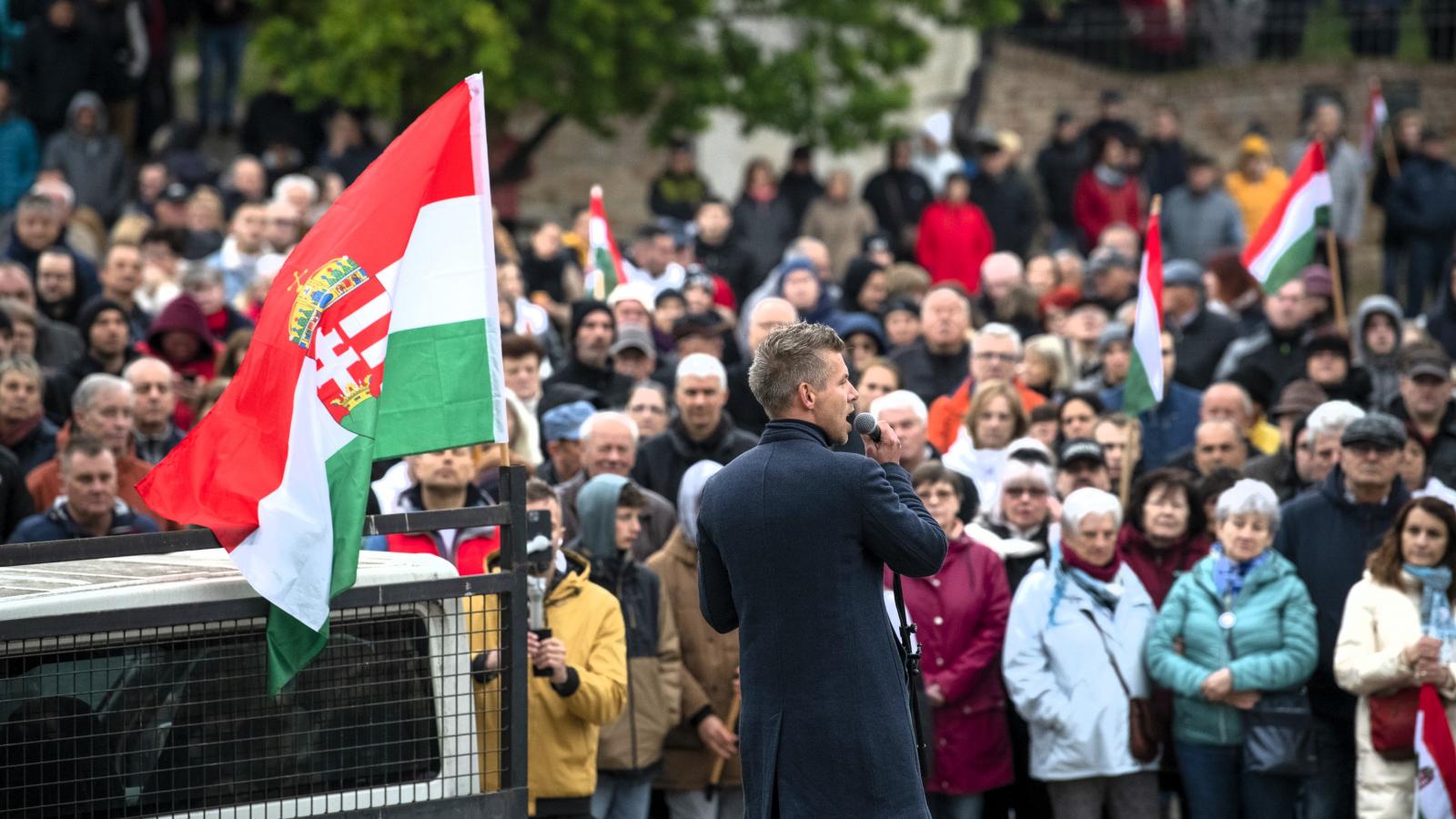 A Tisza Párt listavezetője nem mutat együttműködést az eddigi ellenzékkel, hívei számára ez az egyik legvonzóbb tulajdonsága