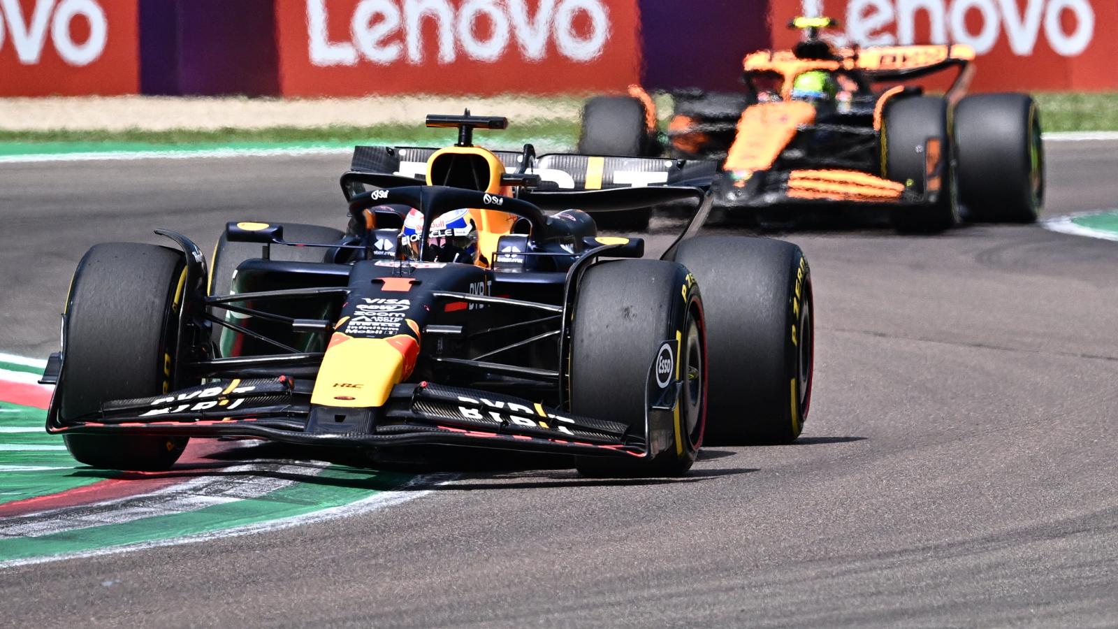 Lando Norris a McLaren brit versenyzője űzte, hajtotta Max Verstappent, a Red Bull háromszoros holland világbajnokát, de megelőzni nem tudta