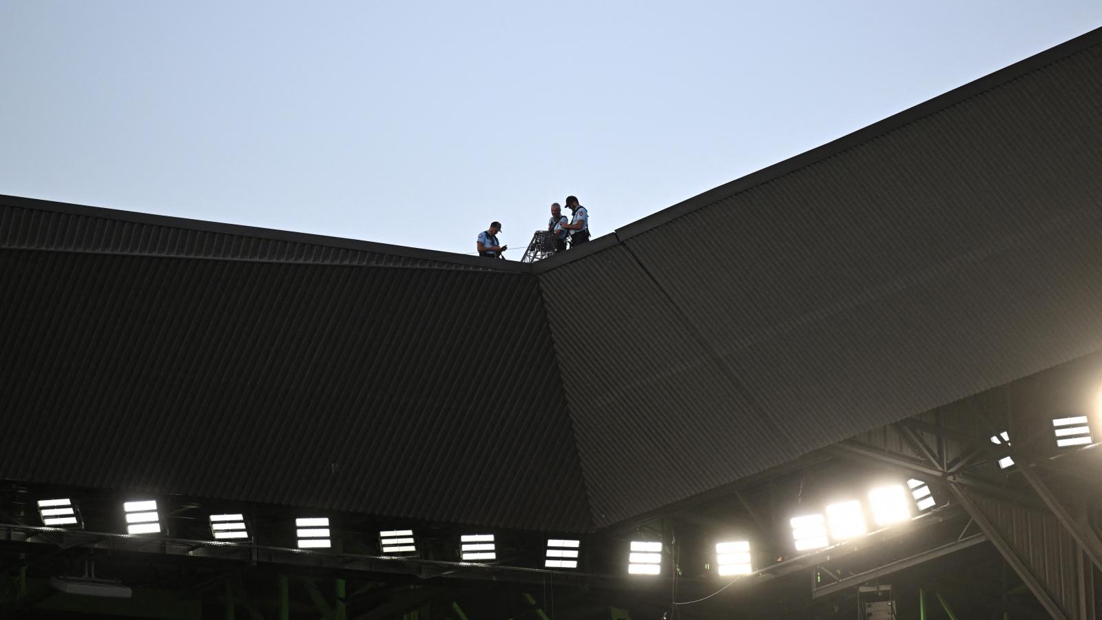 Biztonságiak a Geoffroy-Guichard stadion tetején 2023. szeptember 17-én