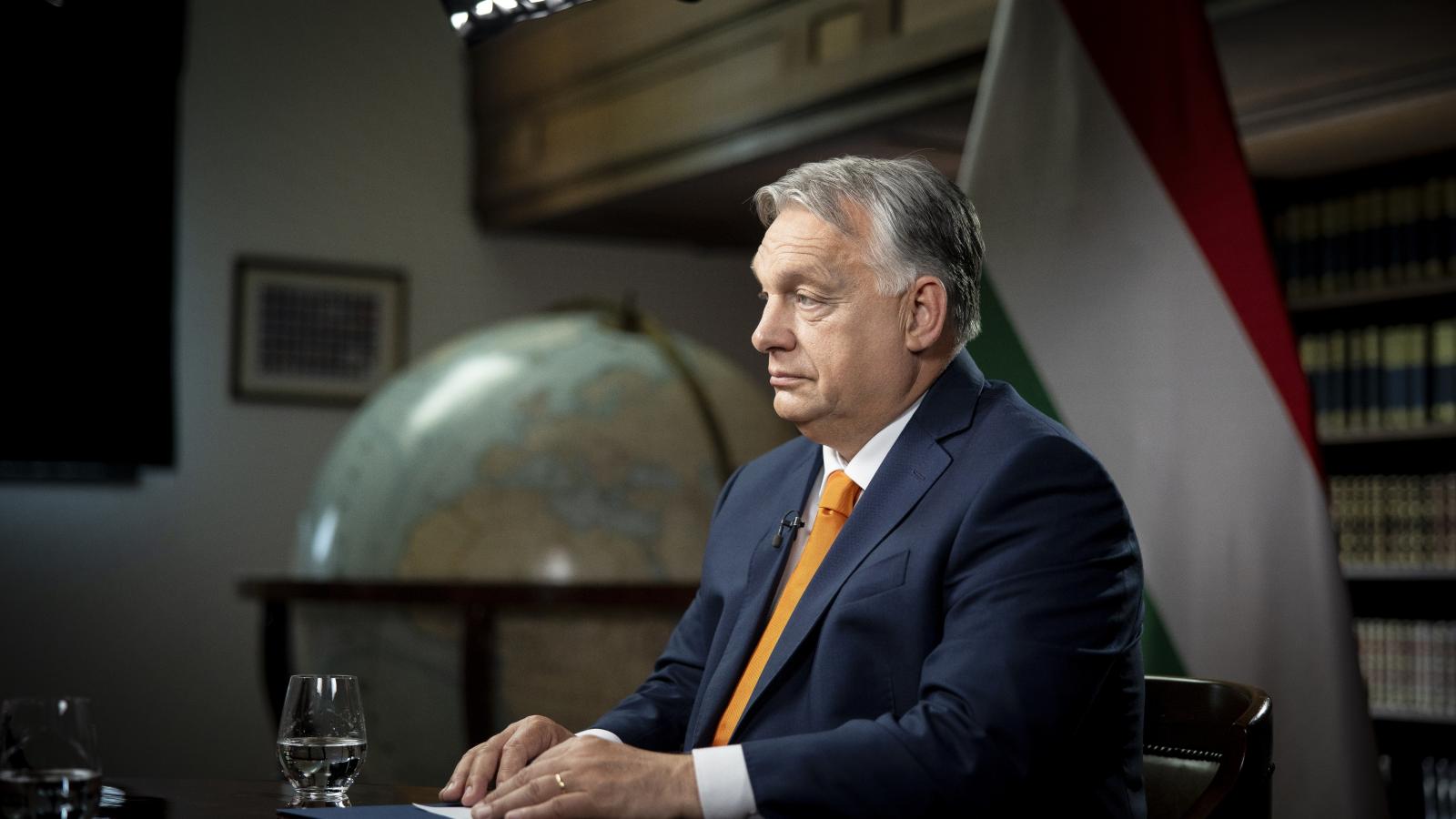 A Miniszterelnöki Sajtóiroda által közreadott képen Orbán Viktor miniszterelnök interjút ad az M1 aktuális csatornának a Karmelita kolostorban 2024. június 10-én.