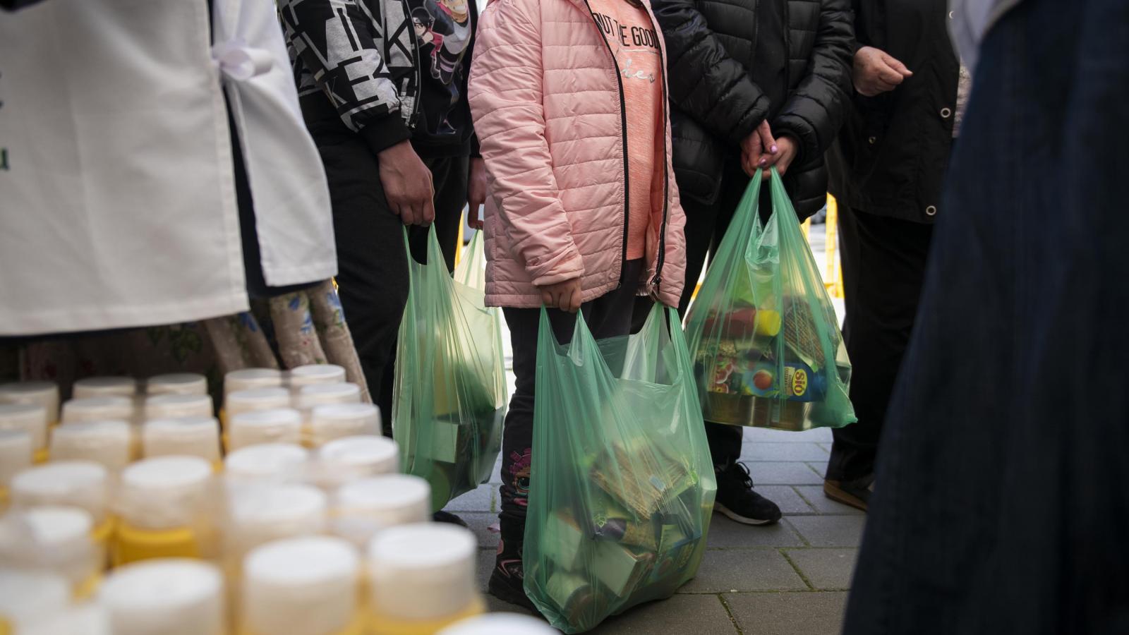 Ételosztás az Almássy téren - Képünk illusztráció