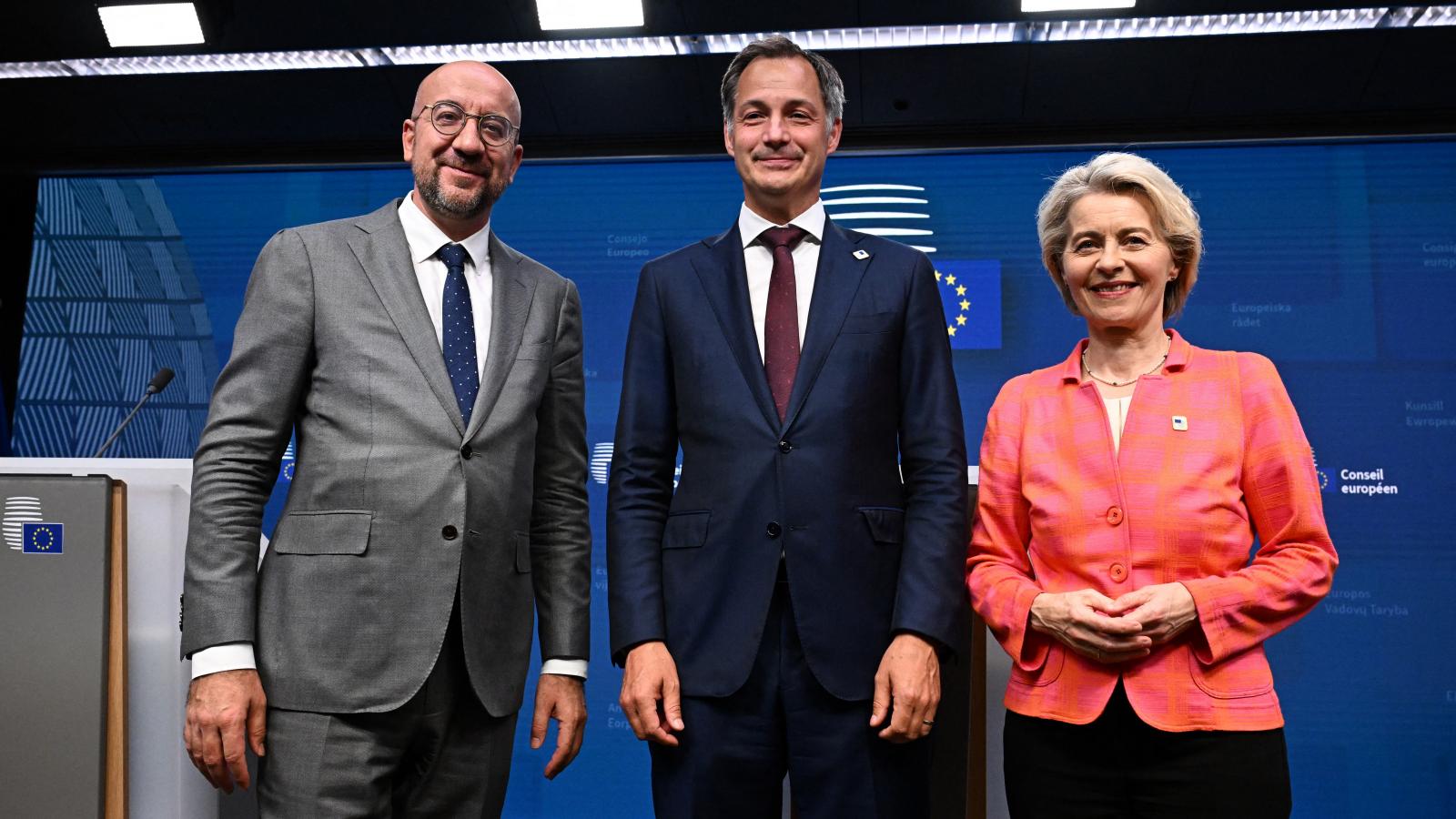 Charles Michel, Alexander de Croo és Ursula von der Leyen a csütörtök éjjeli bejelentéskor