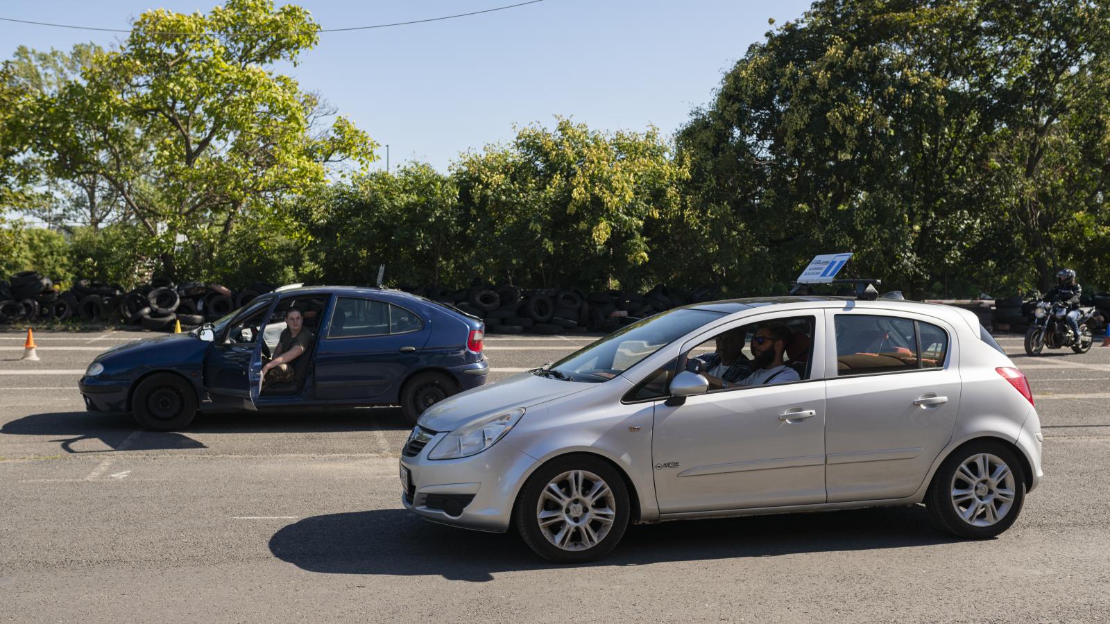 Csökken az érdeklődés a hagyományos autósiskolák iránt, van, ahol már 10 százalékkal visszaesett a jelentkezők száma. Sokan az ingyenes lehetőségre várnak, de azt nem tudni, hogy az mikor érkezik