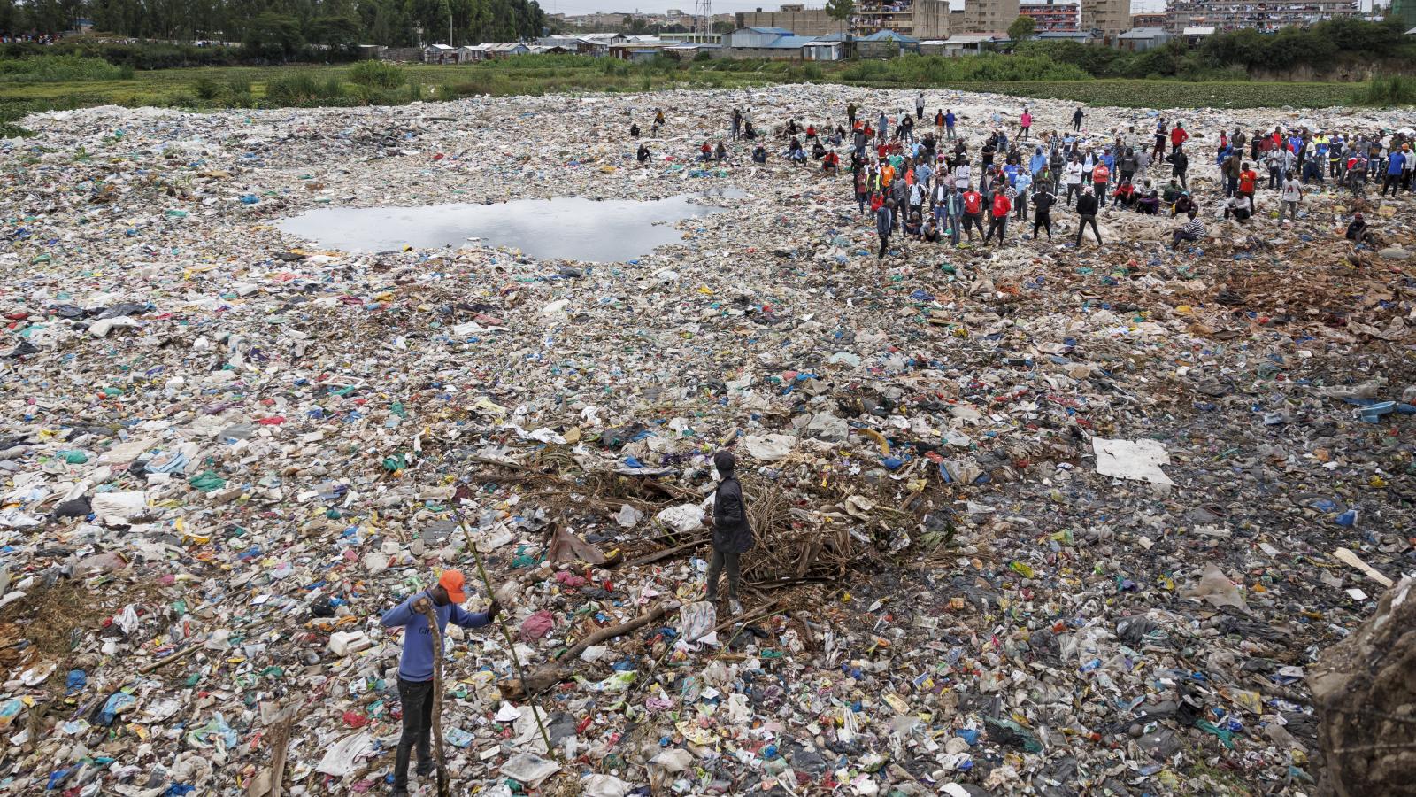 Önkéntesek emberi maradványok után kutatnak egy szeméttelepen, Nairobi egyik nyomornegyedében