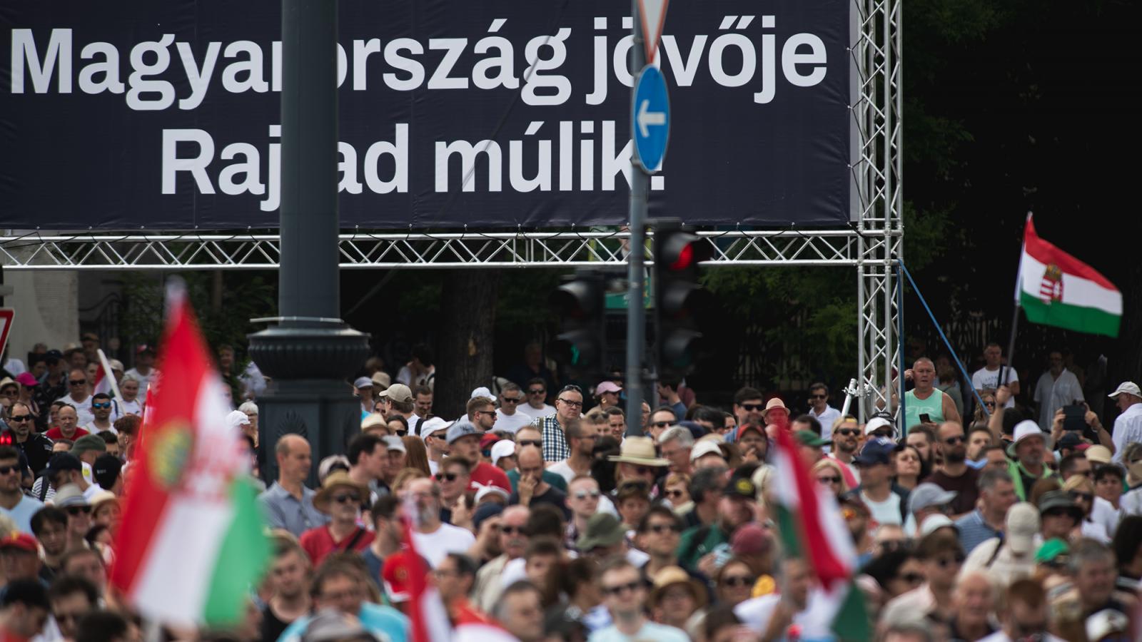 Magyar Péter
június 8-i nagygyűlése
a Hősök
terén. Az elemzőket
foglalkoztató
kérdés,
hogy a hatalmas
népszerűség
mennyire váltható
szavazatokra,
egyelőre nem
dönthető el