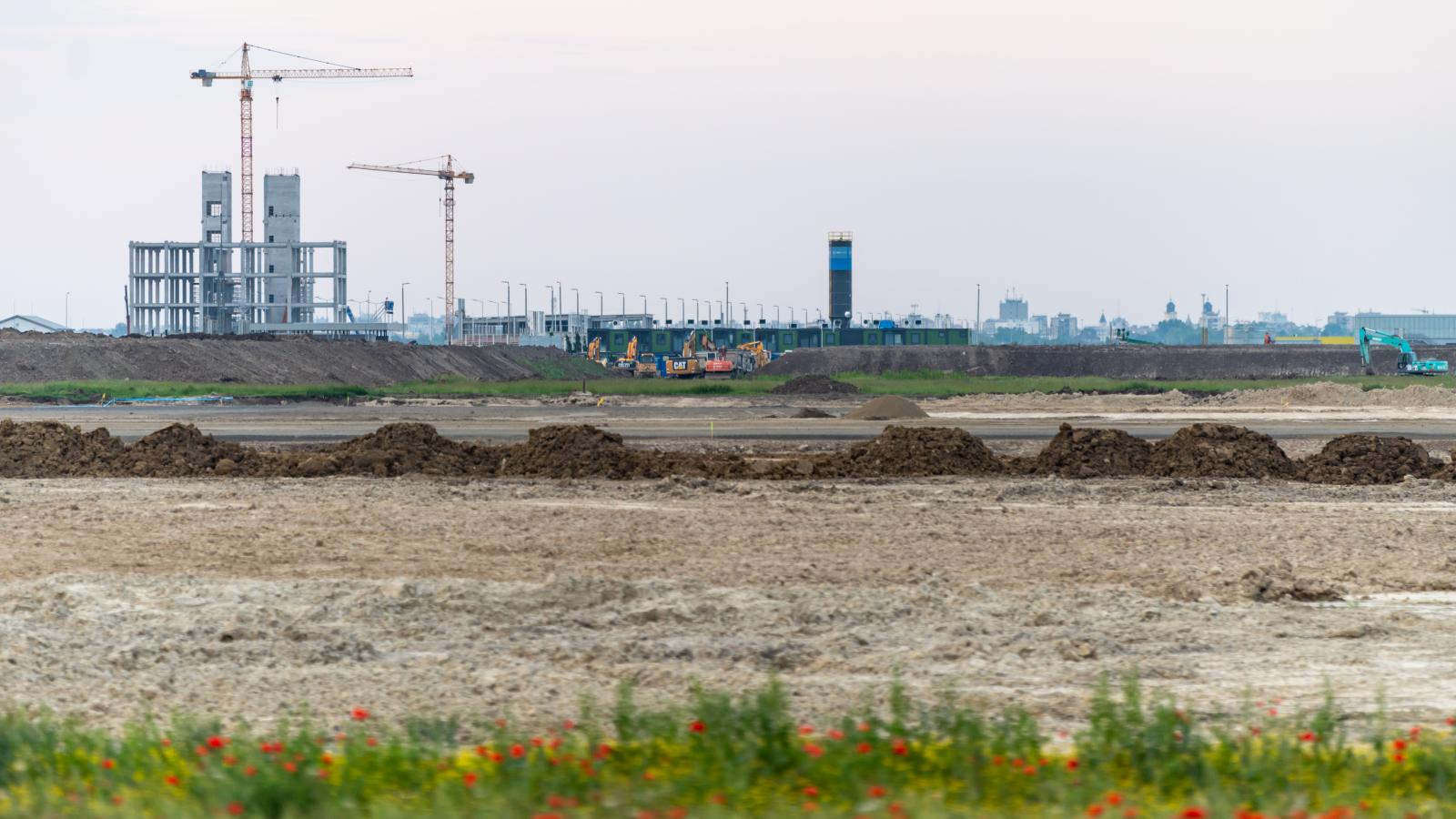 Még épül az üzeme, de már most terjeszkedik a kínai gyártó