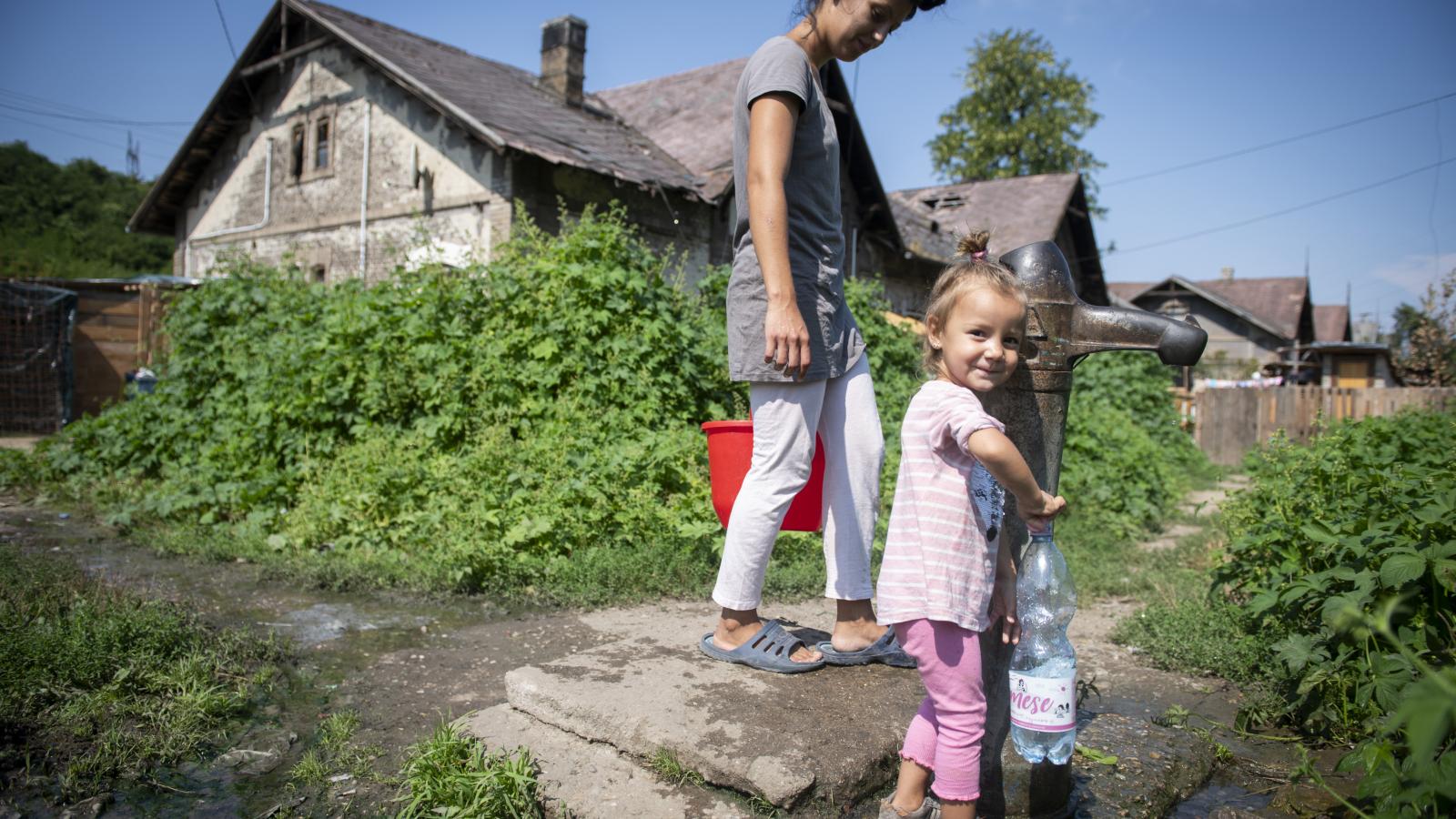 Főként nők és gyerekek cipekednek, a férfiak napszámban vannak