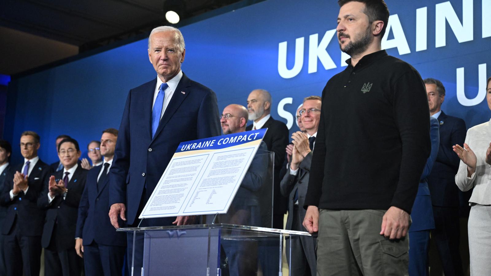 Joe Biden amerikai és Volodimir Zelenszkij ukrán elnök 2024. július 11-i washingtoni NATO-csúcson az Ukrajnának észak-atlanti perspektívát kínáló szerződés, a Ukraine Compact aláírásakor