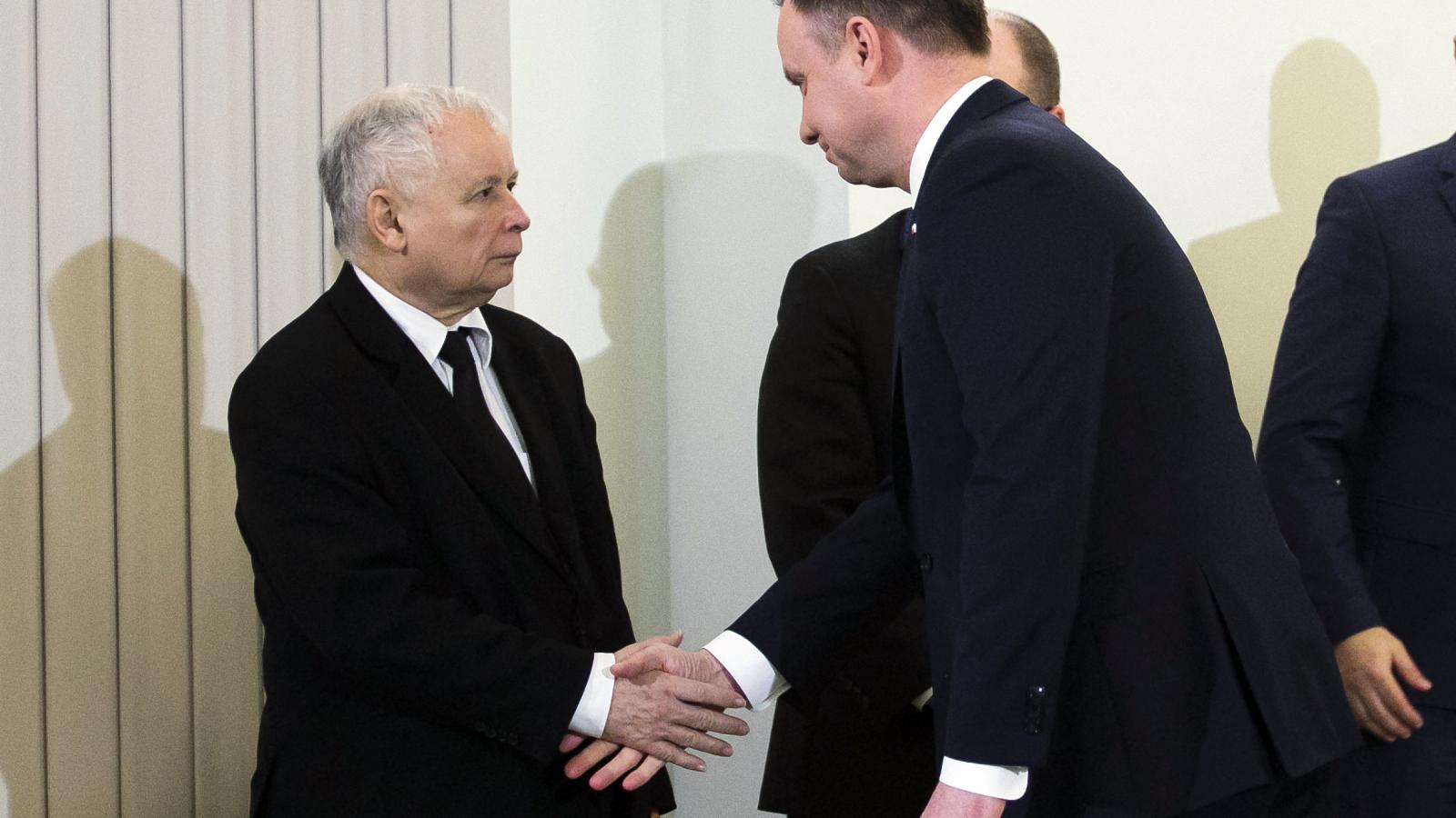 A második mandátuma vége felé közeledő Andrzej Duda államfőt is Kaczynski „építette fel a  semmiből” 