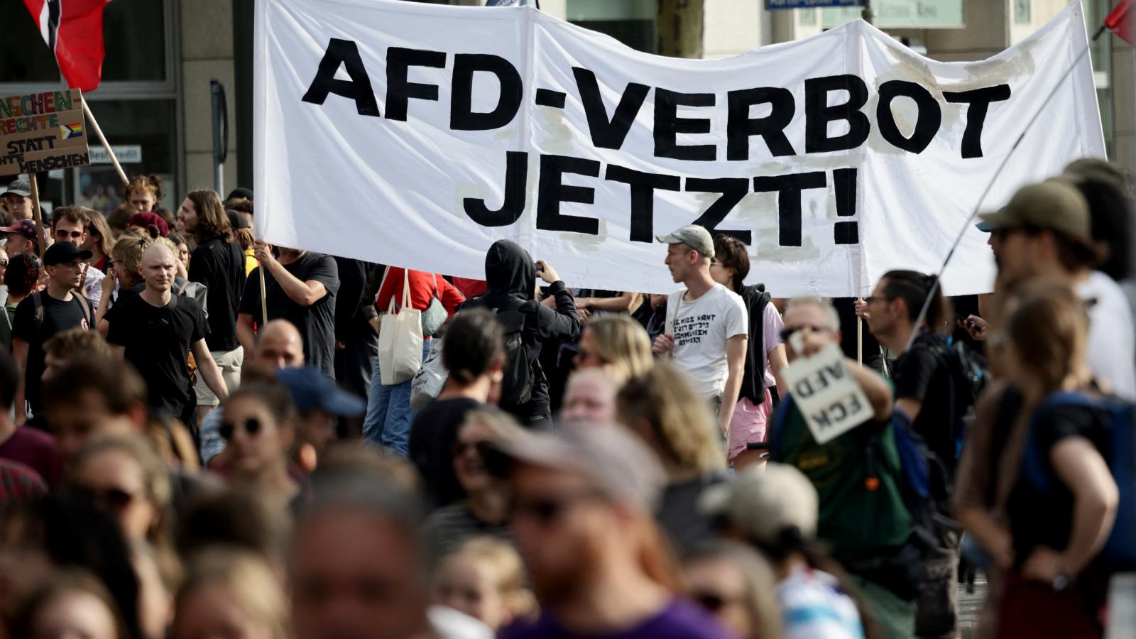 A szélsőjobb AfD ellen tiltakoztak több szászországi és türingiai városban