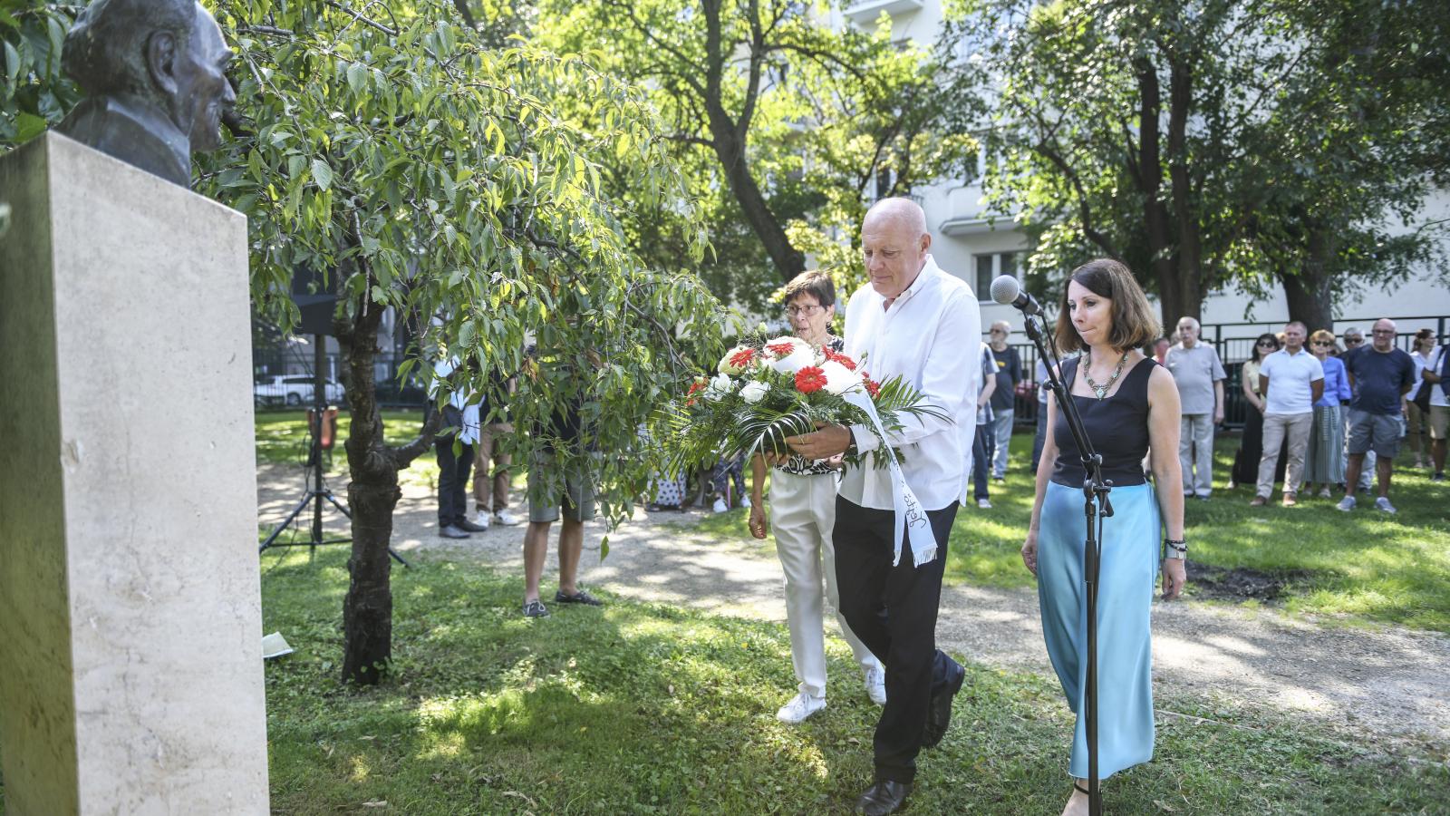 Széchenyi Ágnes, Földes György és Hompola Krisztina Fejtő Ferenc szobránál 