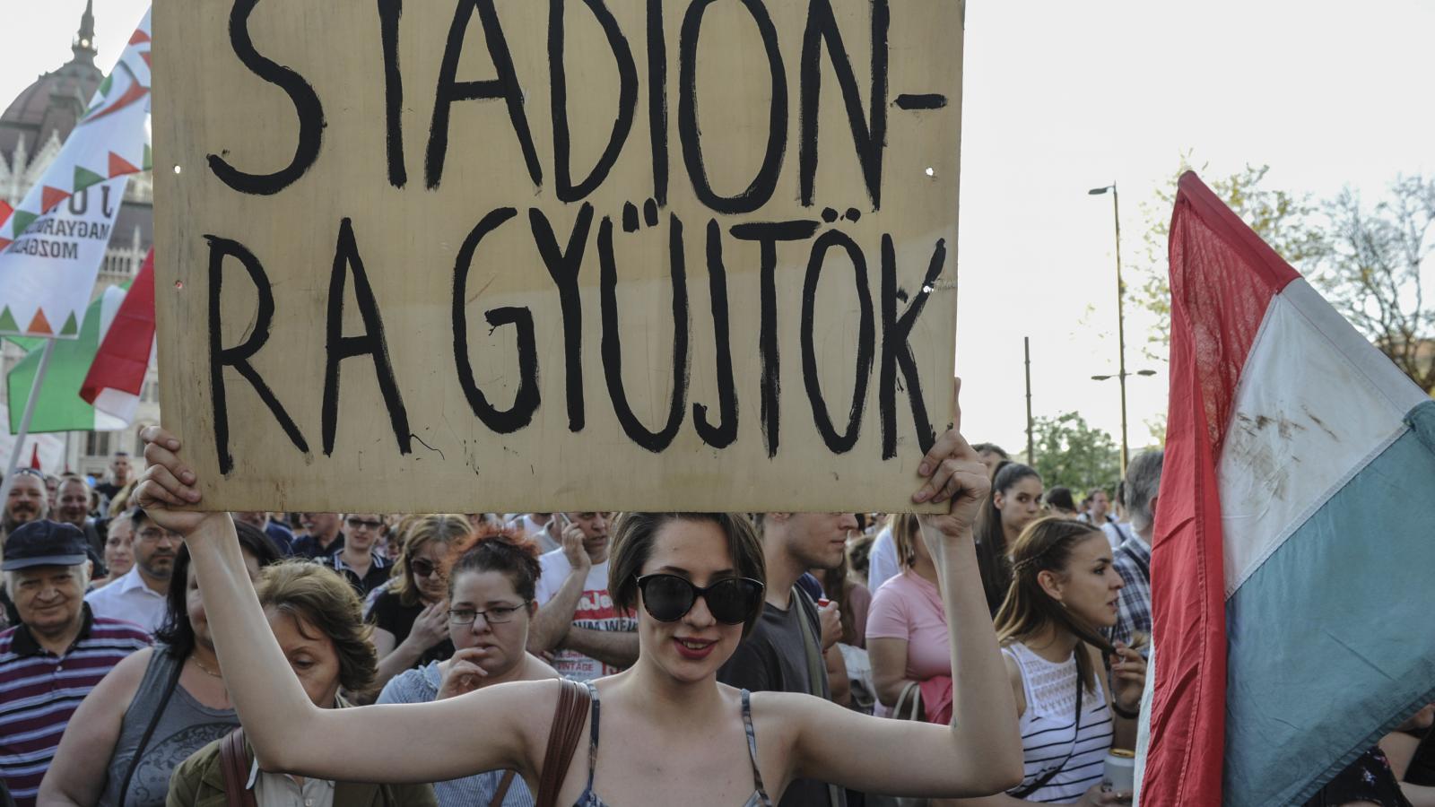 Szarkazmus. A vizsgált 34 beruházásból egy volt, ahol nem szállt el a költség