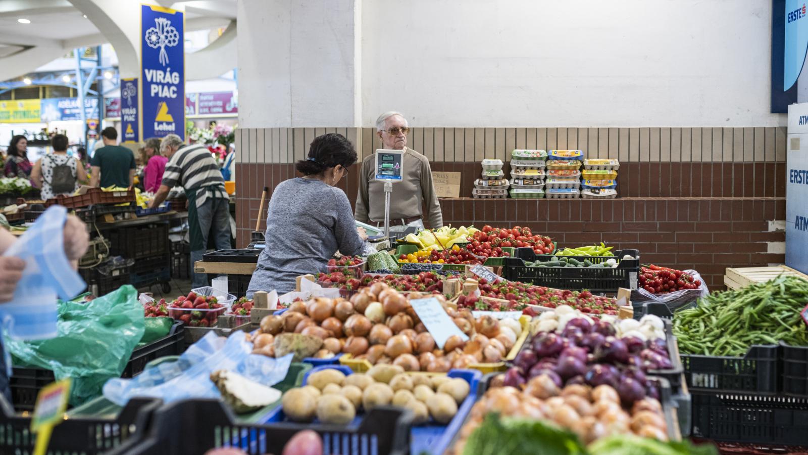 Egyre kevesebbet tudnak vásárolni a régebben nyugdíjba vonultak, miközben vannak milliós ellátások is