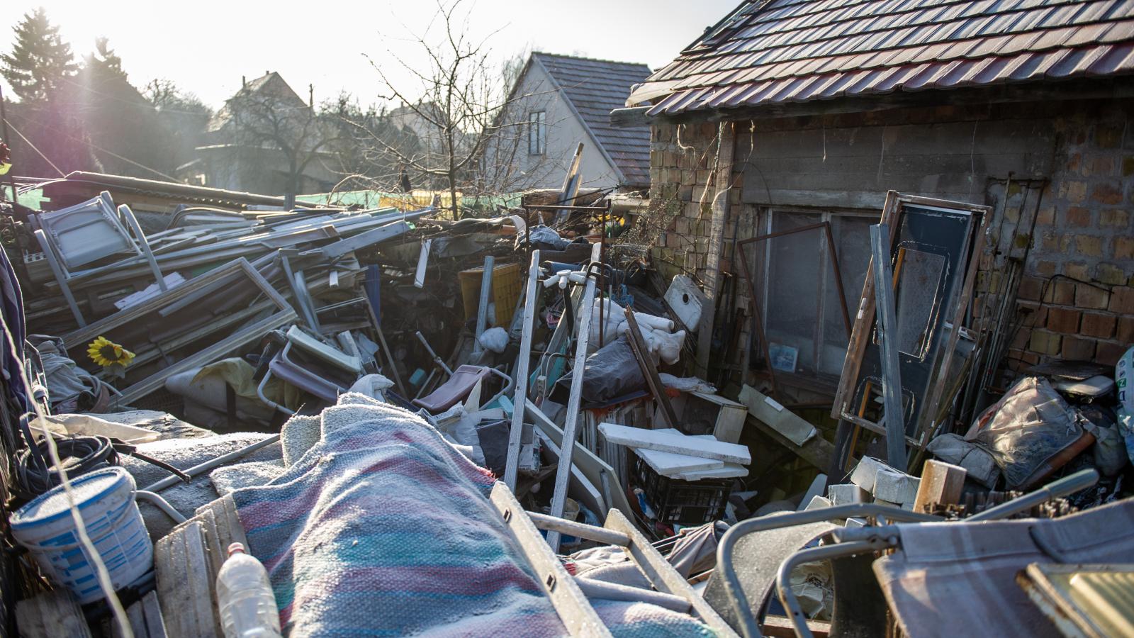 A szomszédok akár a rendőrséghez is fordulhatnak a magánháznál felhalmozott veszélyes hulladék miatt