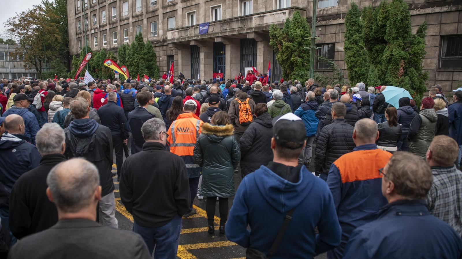 Tüntettek a dolgozók a Dunaferr előtt szeptember 16-án. Úgy tűnik, eredménytelenül 