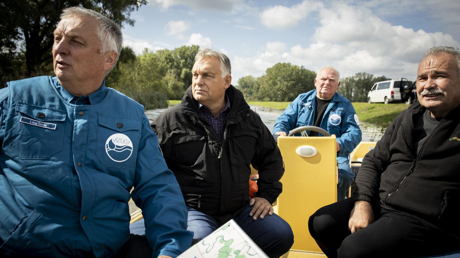 Orbán Viktor a Lajta-menti árvízvédelmi munkálatokat ellenőrzi 2024. szeptember 17-én. A kormányfő megadta az engedélyt a szükségtározó megnyitására. Jobbról Nagy István agrárminiszter, balról Láng István, az Országos Vízügyi Főigazgatóság főigazgatója. 