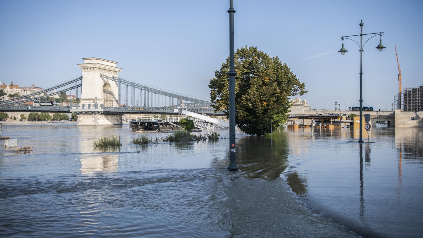  Egy hét leforgása alatt két balatonnyi víz halad át a Duna medrén Budapestnél, írta az Időkép