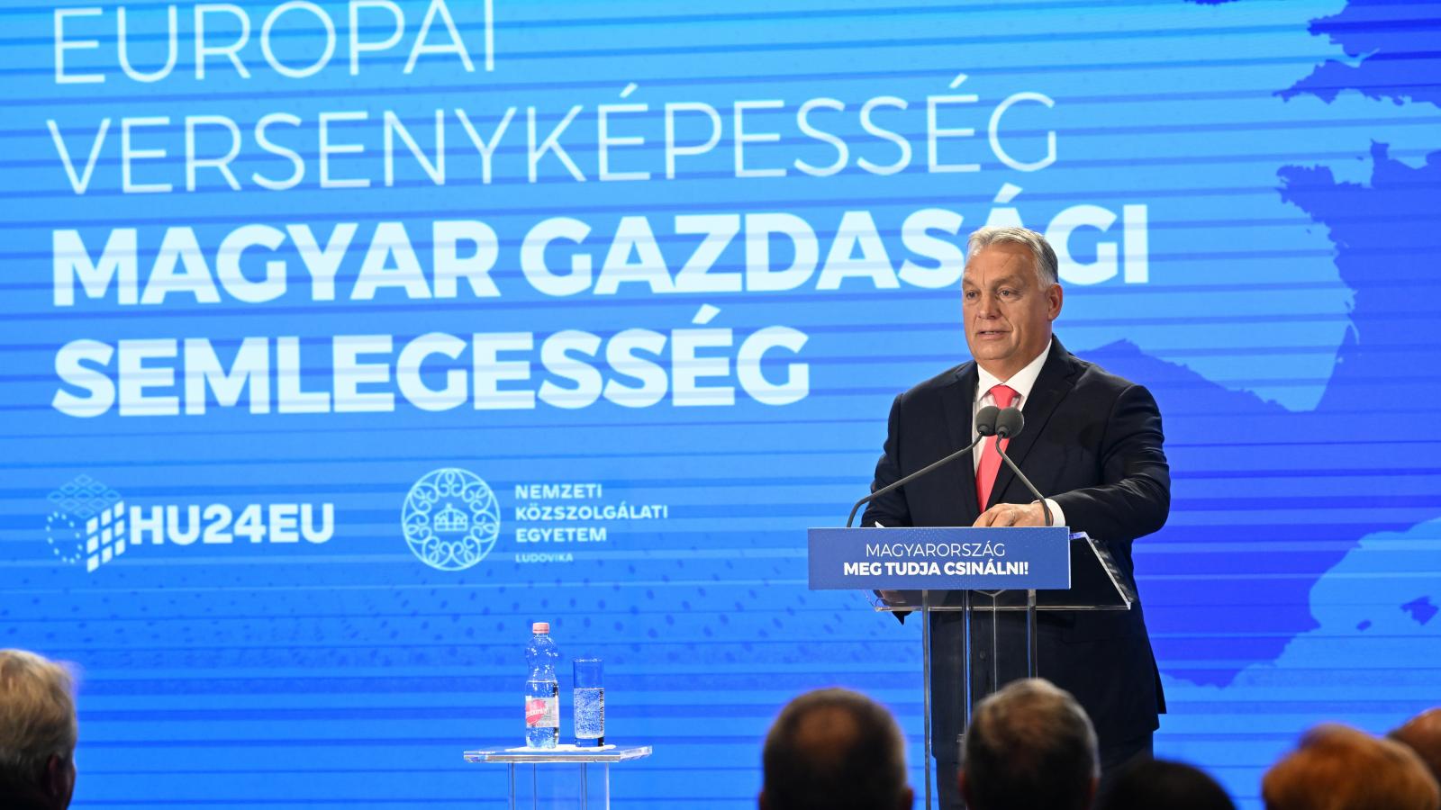 Orbán Viktor előadás közben szerdán a Nemzeti Közszolgálati Egyetemen