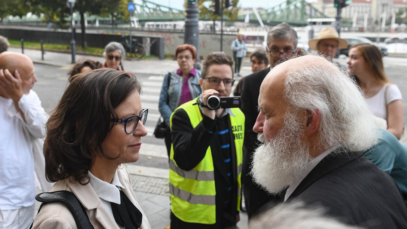 Szél Bernadett és Iványi Gábor a kihallgatás előtt 