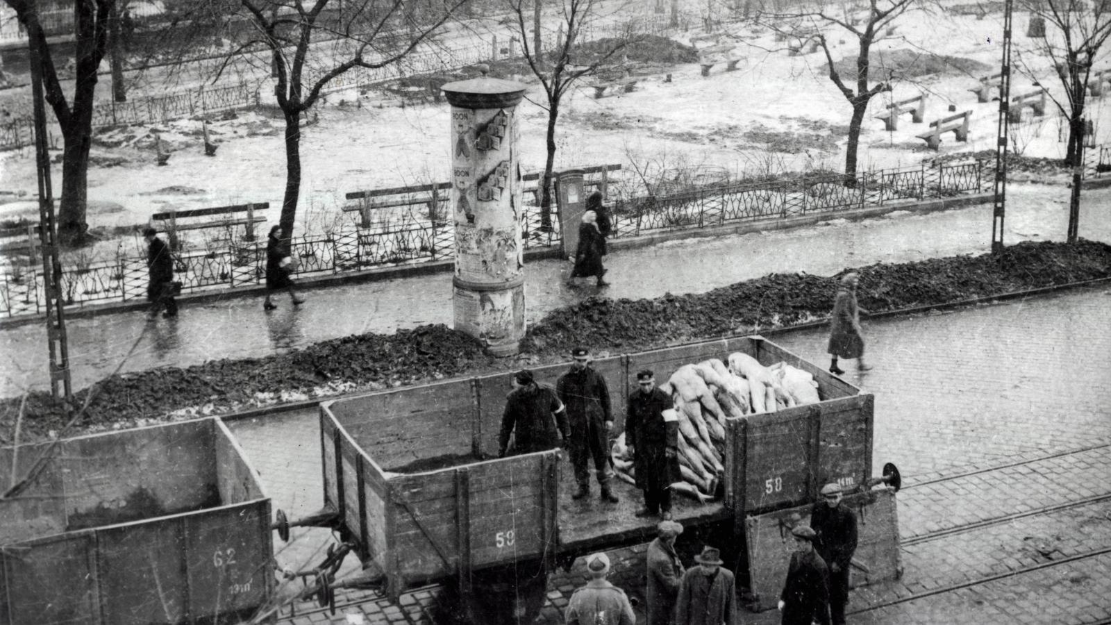 Holttesteket szállítanak el a pesti gettóból az Üllői úton, 1945 elején. A holokauszt a létező rendszerről mondta ki a végső ítéletet: folytathatatlan