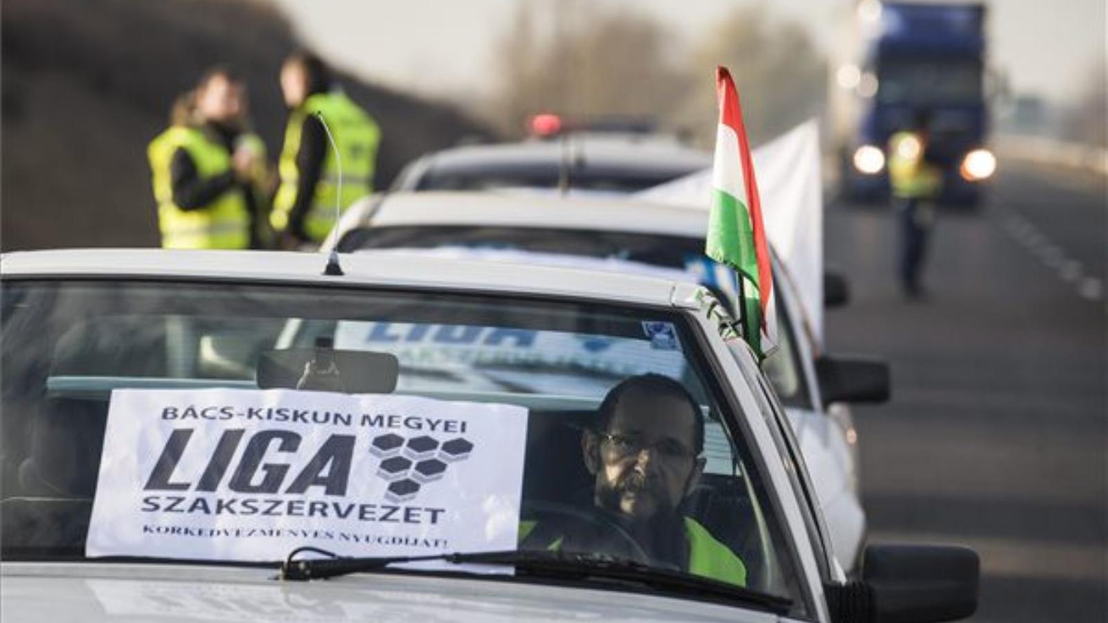 Kecskemét határában is demonstrálnak. FOTÓ: MTI, Ujvári Sándor.