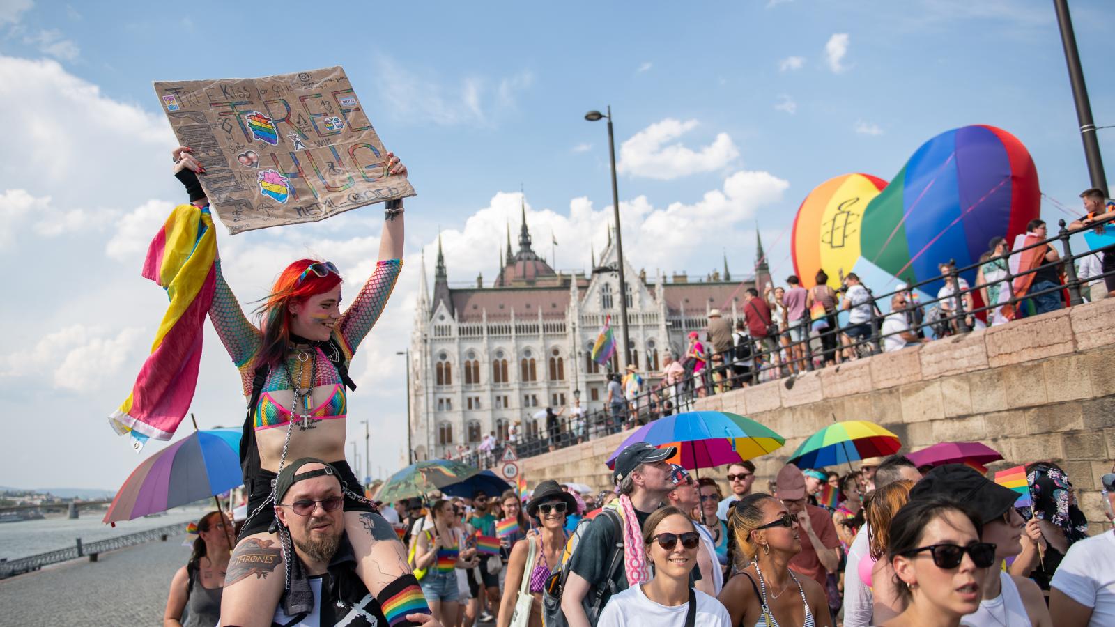 Pride felvonulás a pesti rakparton