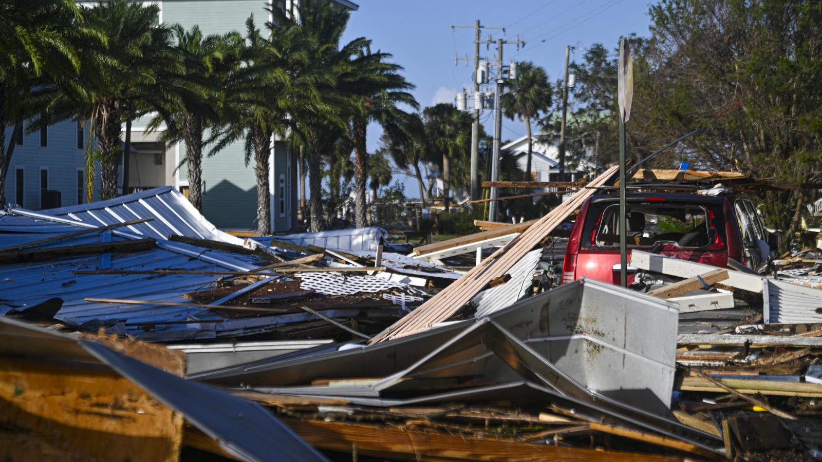 A Helene hurrikán által hátrahagyott törmelékek a floridai Cedar Key-ben