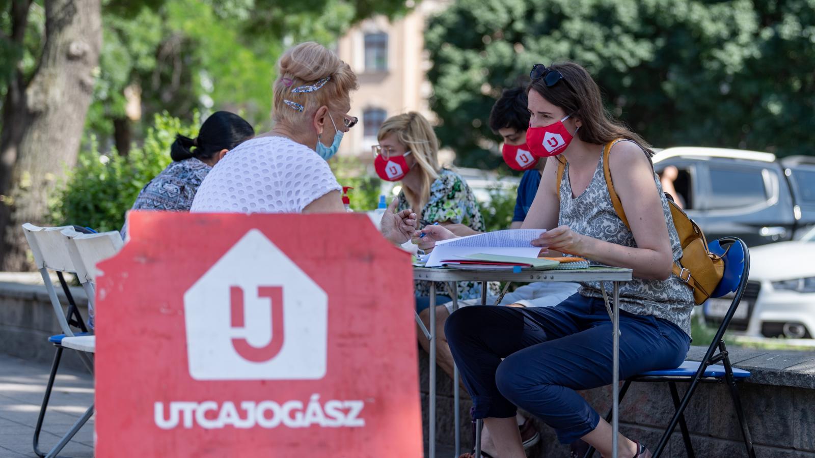 Hazánkban az Utcajogász Egyesület jogi szakemberei ingyenes jogi tanácsot adnak minden pénteken a budapesti Blaha Lujza téren