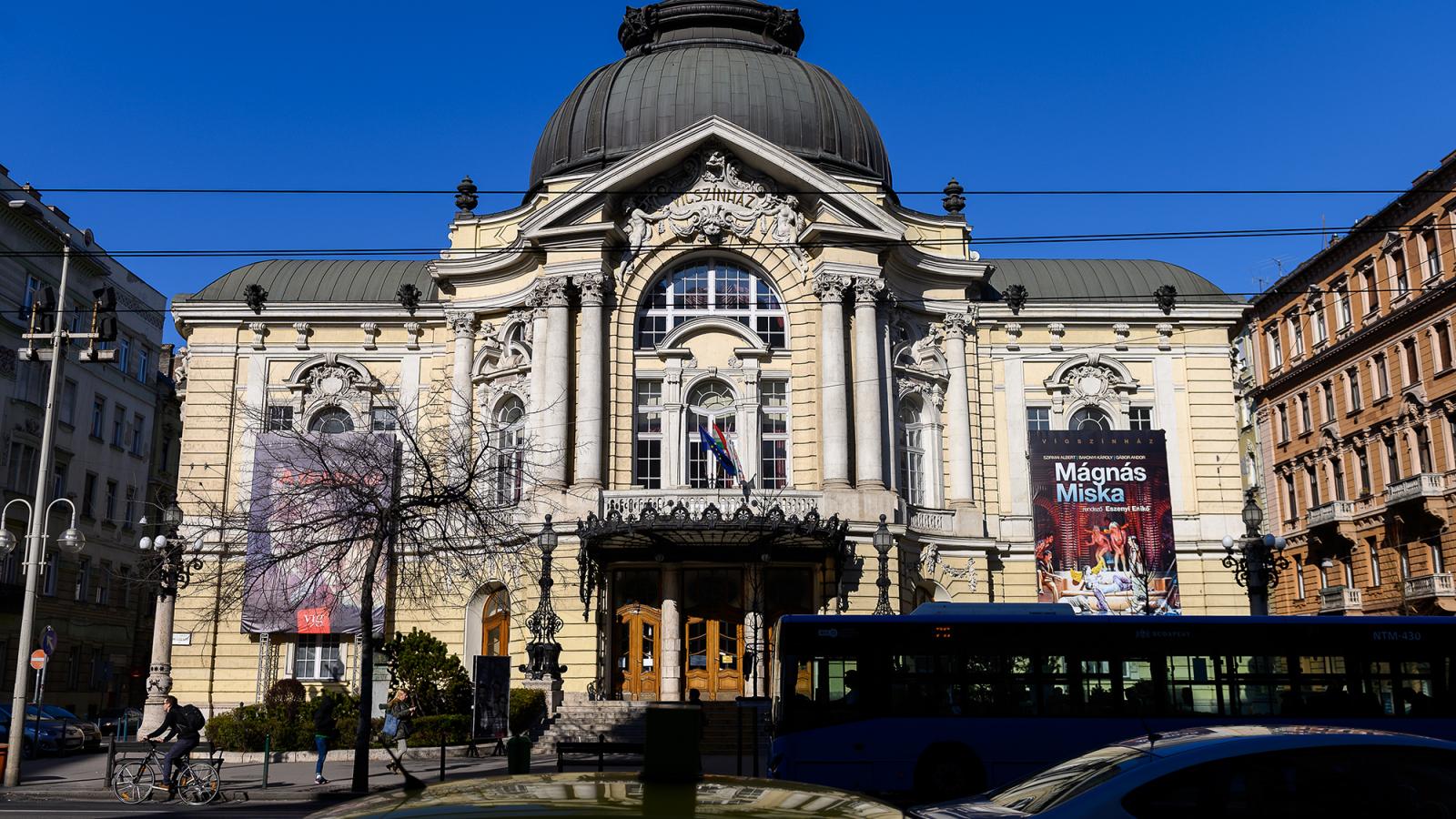 Részvényesek
pénzéből
épült színházat
mentett a keleti
blokk a Duna
királynőjének
szívében, s tette
a néphadsereg
színházává – az
épület ma a főváros
tulajdona