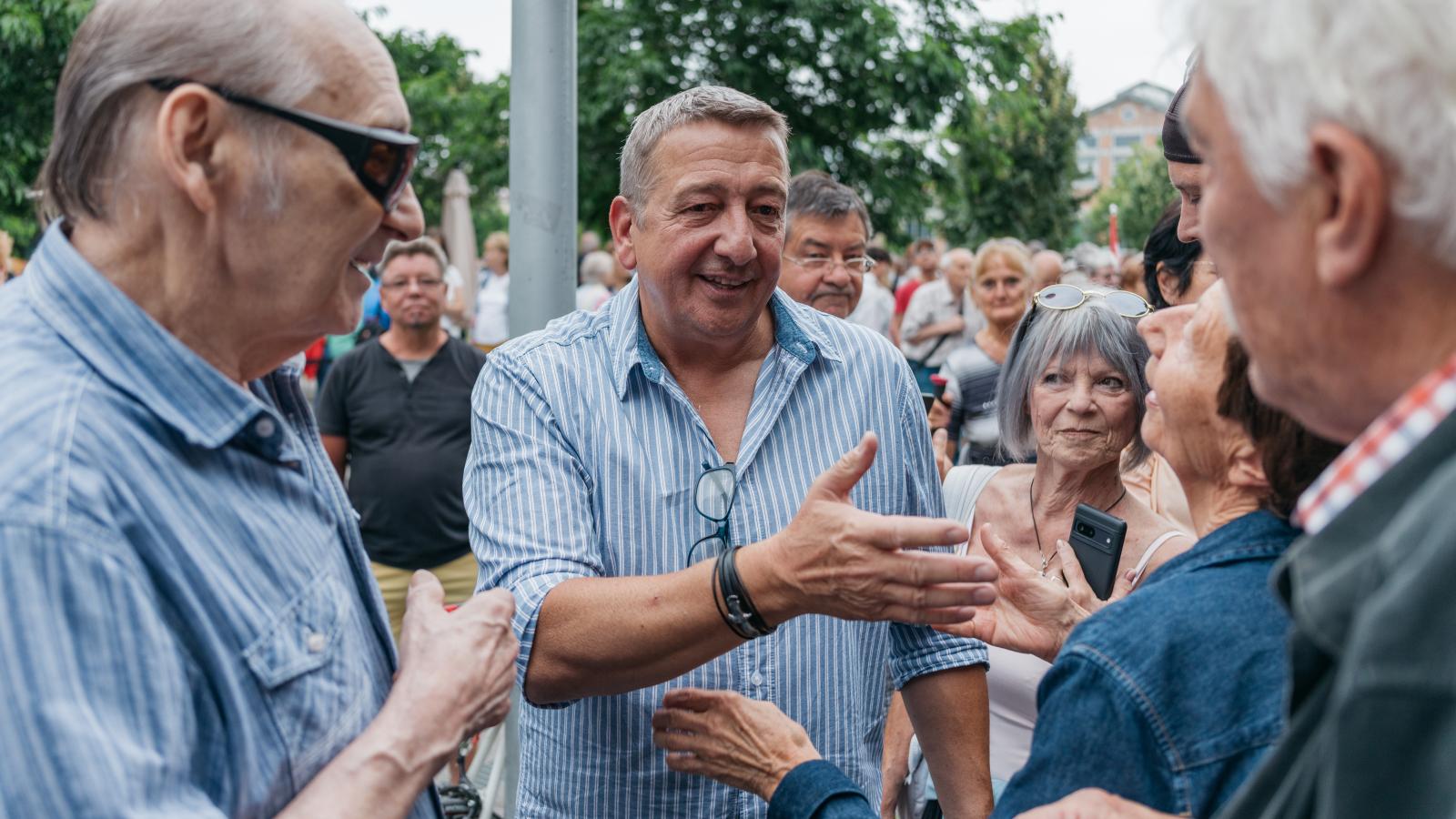 Bayer Zsolt publicista tüntetése az EU budapesti képviseleténél, a Millenáris parkban, amiért az Európai Bizottság 200 millió euróra büntette Magyarországot.