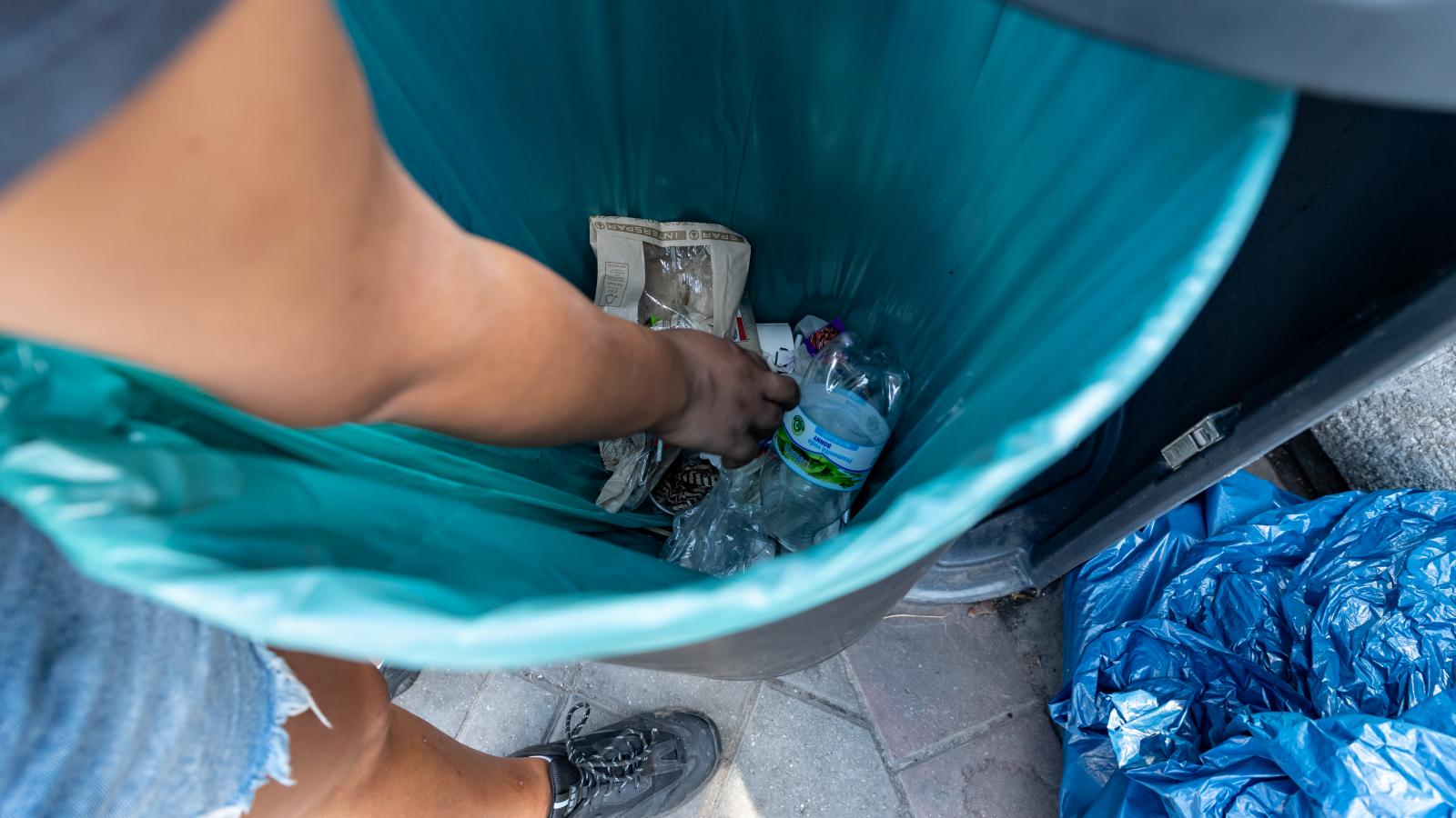 A magyarok mellett külföldiek, például távol-keleti emberek is megjelentek a visszaváltható palackokat guberálók között