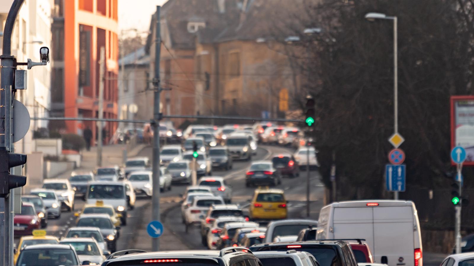 Nem áll le a kabinet az üzemanyagok jövedéki adójának emelésével