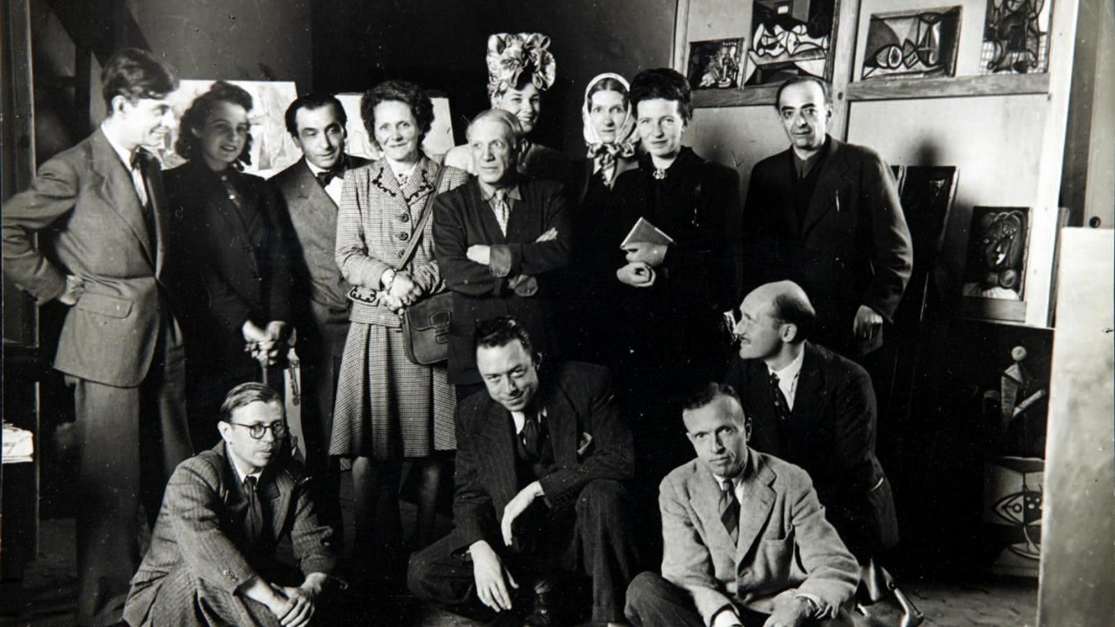 Brassaï, azaz
Halász Gyula
Picasso lakásán
készült fotója,
amelyen a híres
festő darabjának
előadásában
közreműködők
szerepelnek
Jacques Lacantól
Albert Camus-ig
(a pontos névsor
a cikkben olvasható)