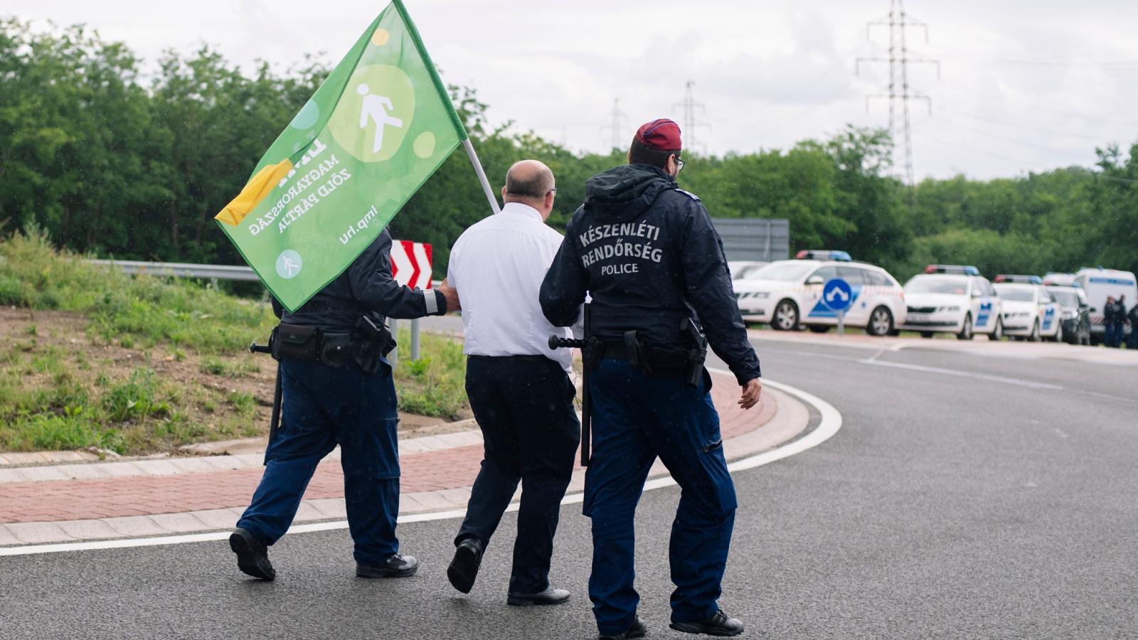 Csárdi Antal rendőrök között június 3-án a gödi akkumulátorgyár előtt 