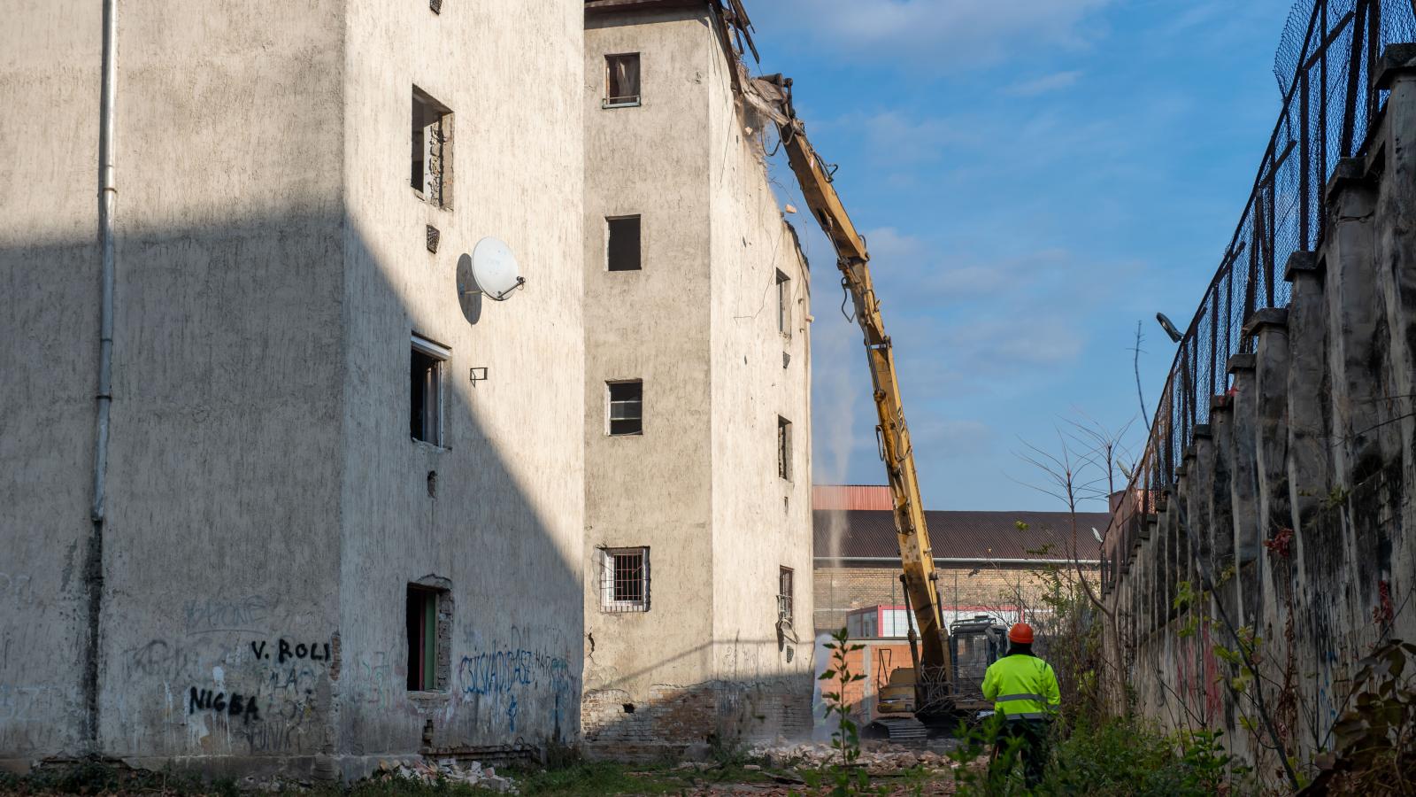 A bontási szerződést múlt hét hétfőn írták alá, a VA-HÍD Kft. nettó 294,3 millió forintért vállalta a 6500 négyzetméteres B tömb bontását