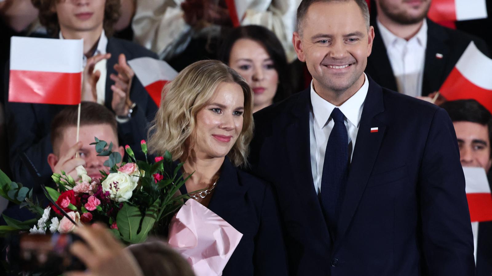 Karol Nawrocki és a felesége, Marta Nawrocka a krakkói politikai gyűlésen