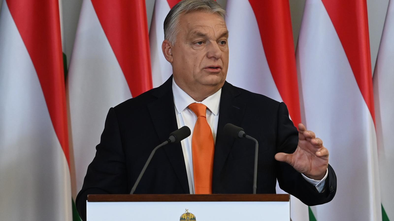 Orbán Viktor beszédet mond a hároméves bérmegállapodás aláírásán a Karmelita kolostorban november 25-én 