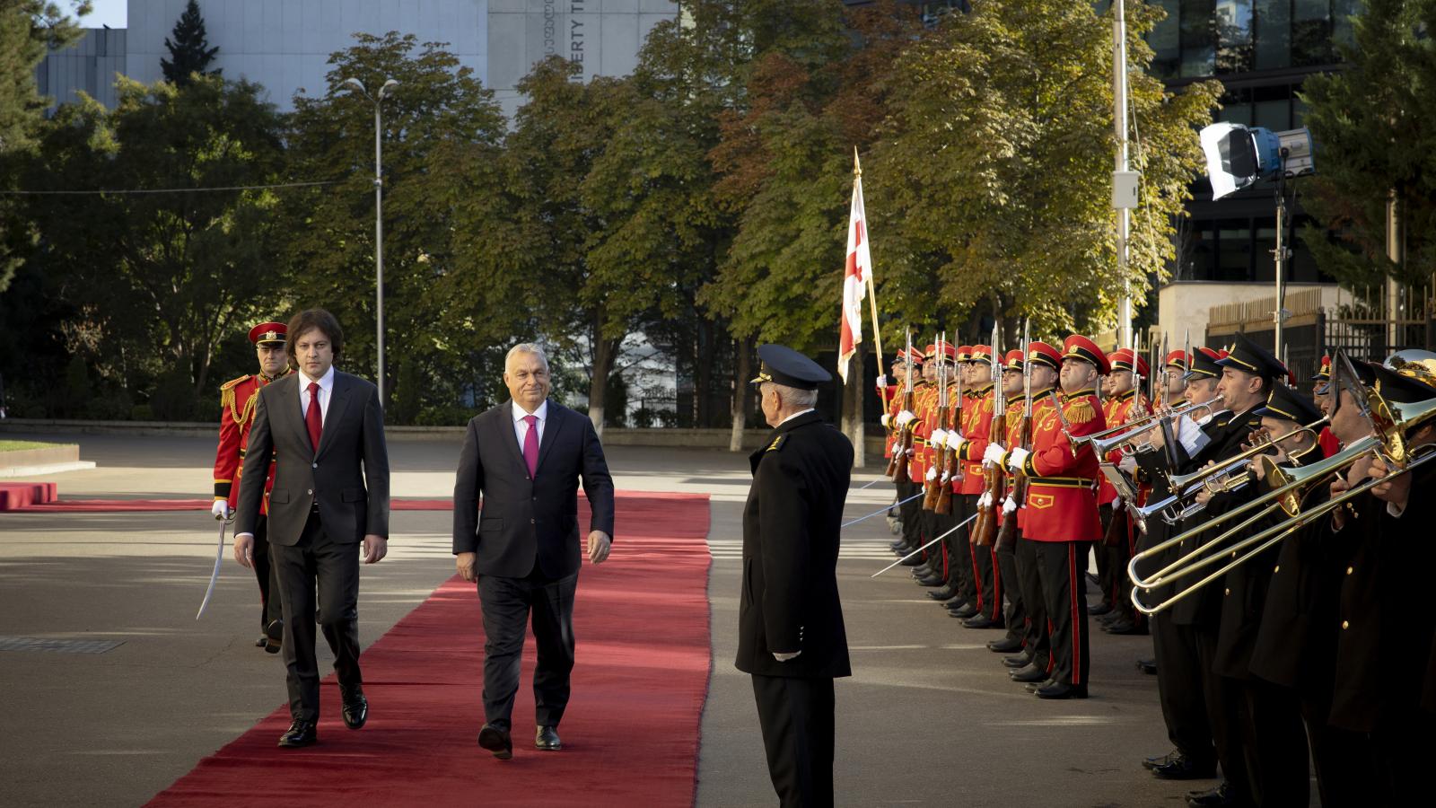 A Miniszterelnöki Sajtóiroda által közreadott képen Orbán Viktor miniszterelnököt (k) katonai tiszteletadással fogadja Irakli Kobakhidze georgiai miniszterelnök (b) Tbilisziben 2024. október 29-én. 