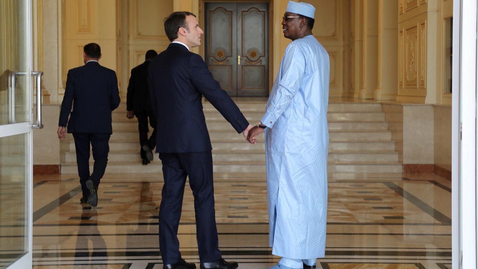 Idriss Deby csádi elnök (r) beszélget Emmanuel Macron francia elnökkel (l) a „Barkhane” katonákkal való találkozóra tett hivatalos látogatás során a n`djamenai elnöki palotában 2018. december 23-án.