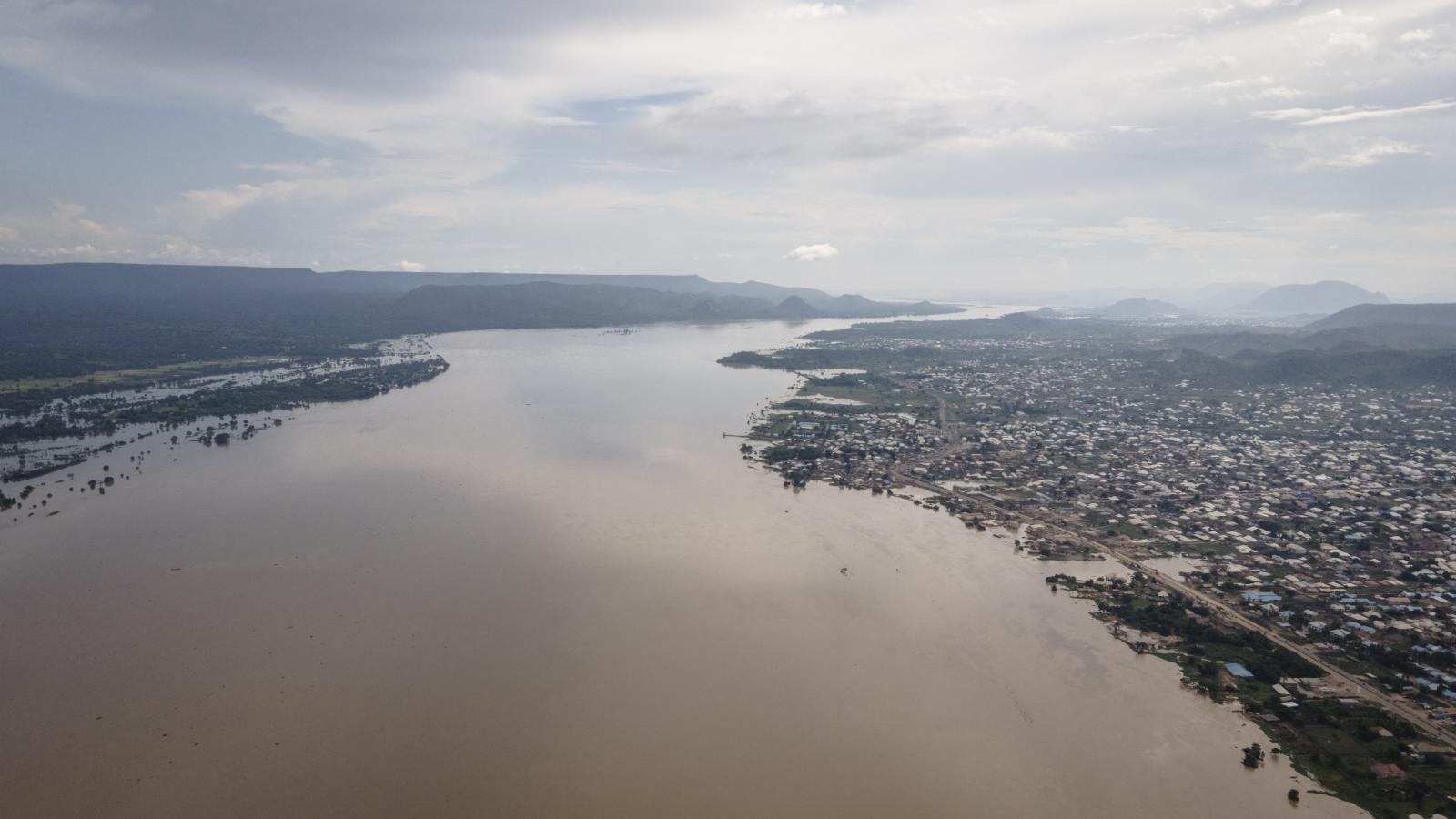 Lokoja városának látképe a Niger folyó mentén Nigériában, 2024. október 21-én (illusztráció). 