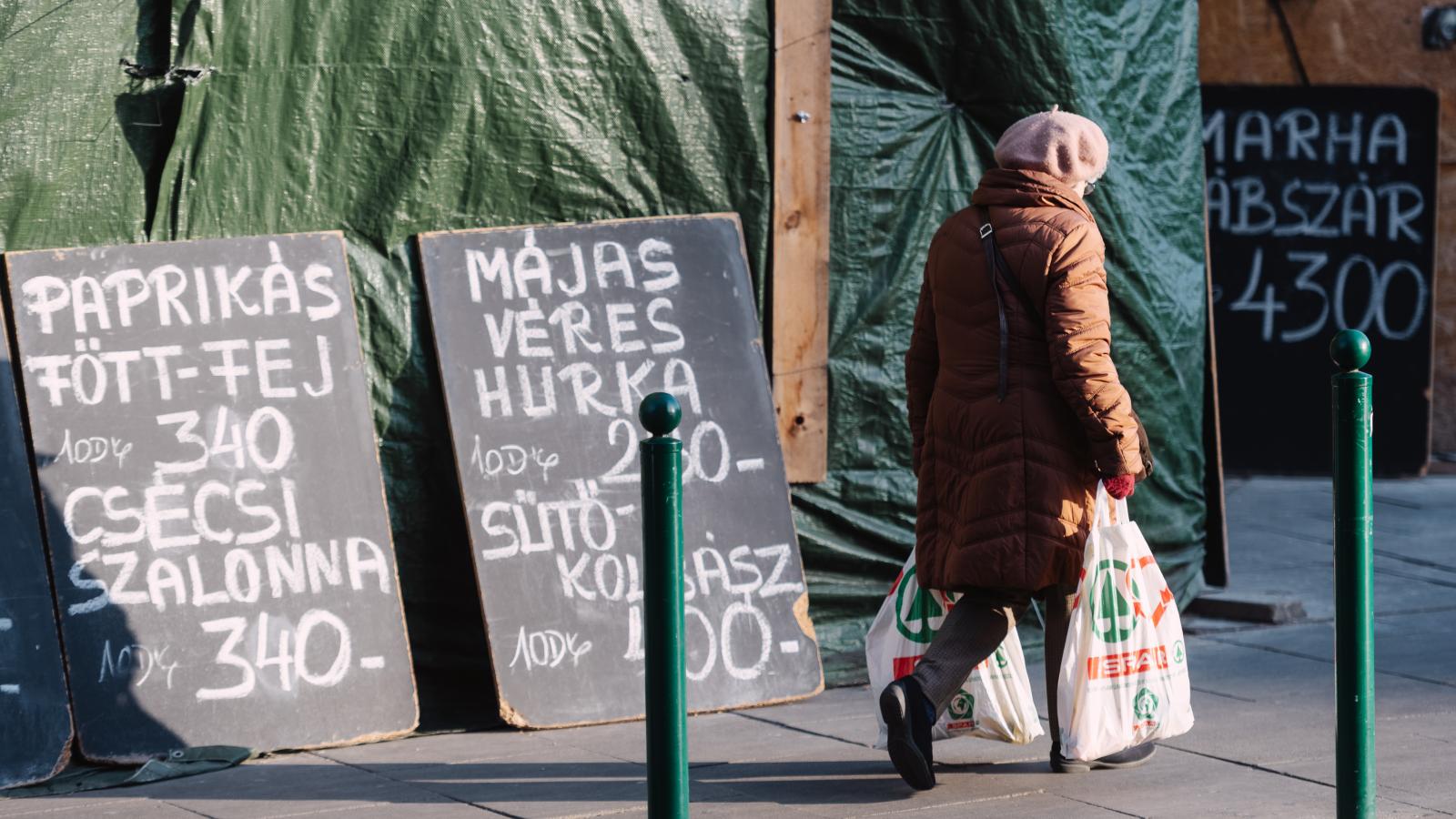 Az idősek megélhetési gondjai miatt a nyugdíj­emelést több kérdés is érinti a konzultáció­ban