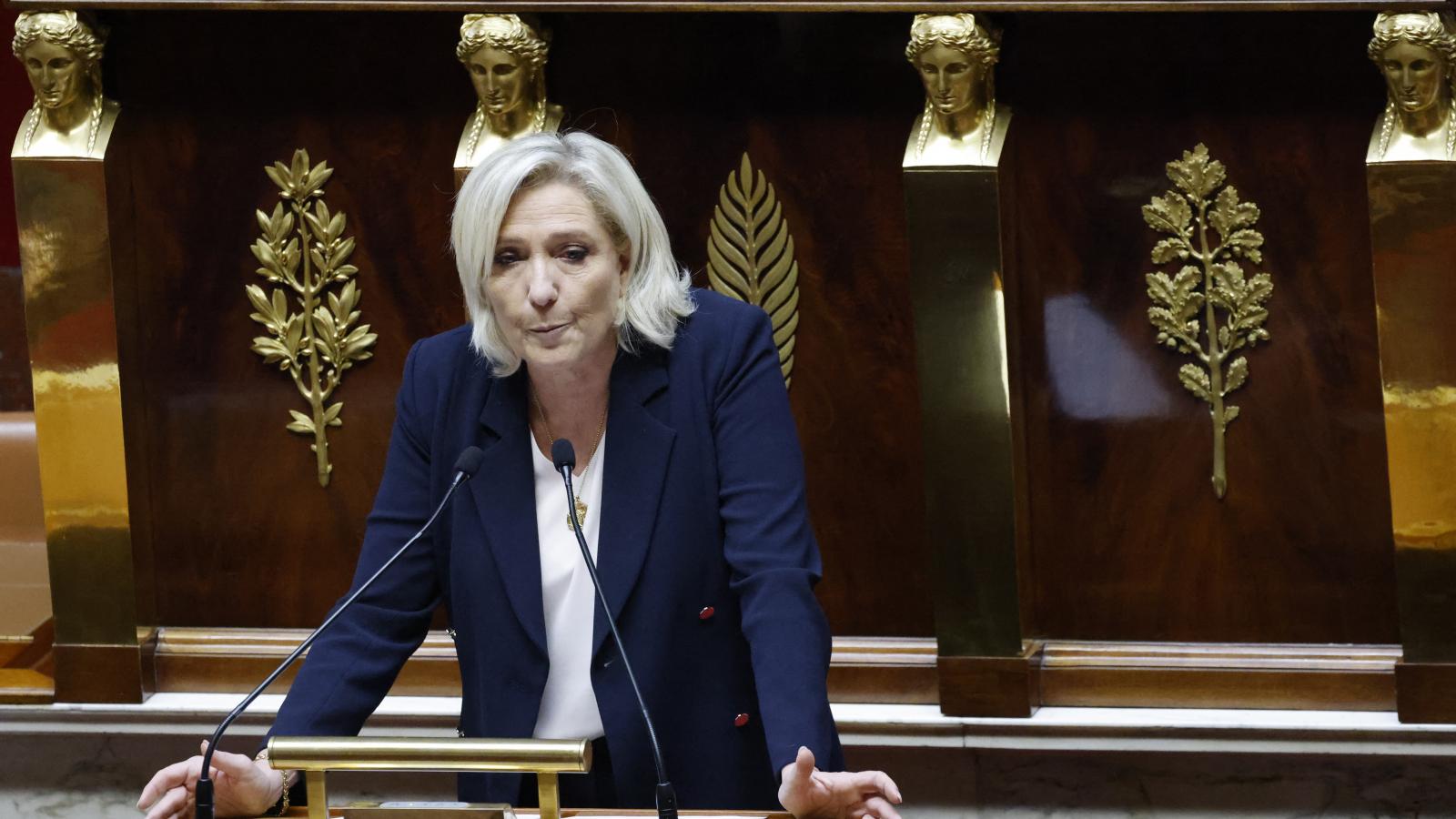 Várható volt, hogy a Nemzeti Tömörülés és Marine Le Pen nem vár sokáig a kormány megbuktatásával